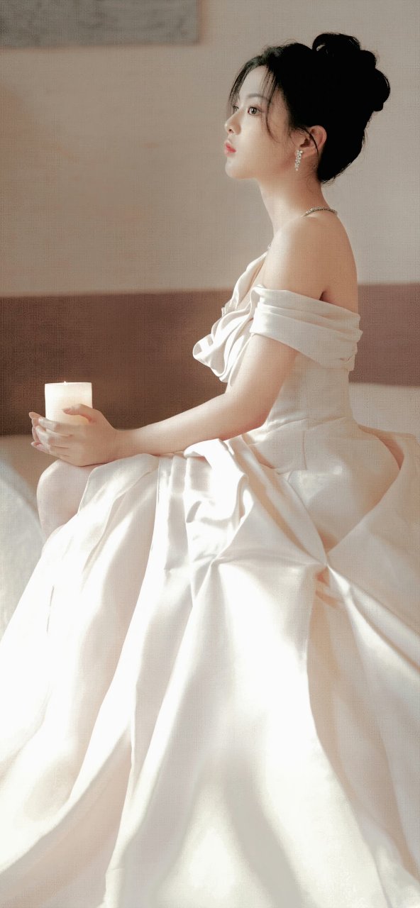 杨超越穿裙子时,她的侧颜绝美,太好看了.