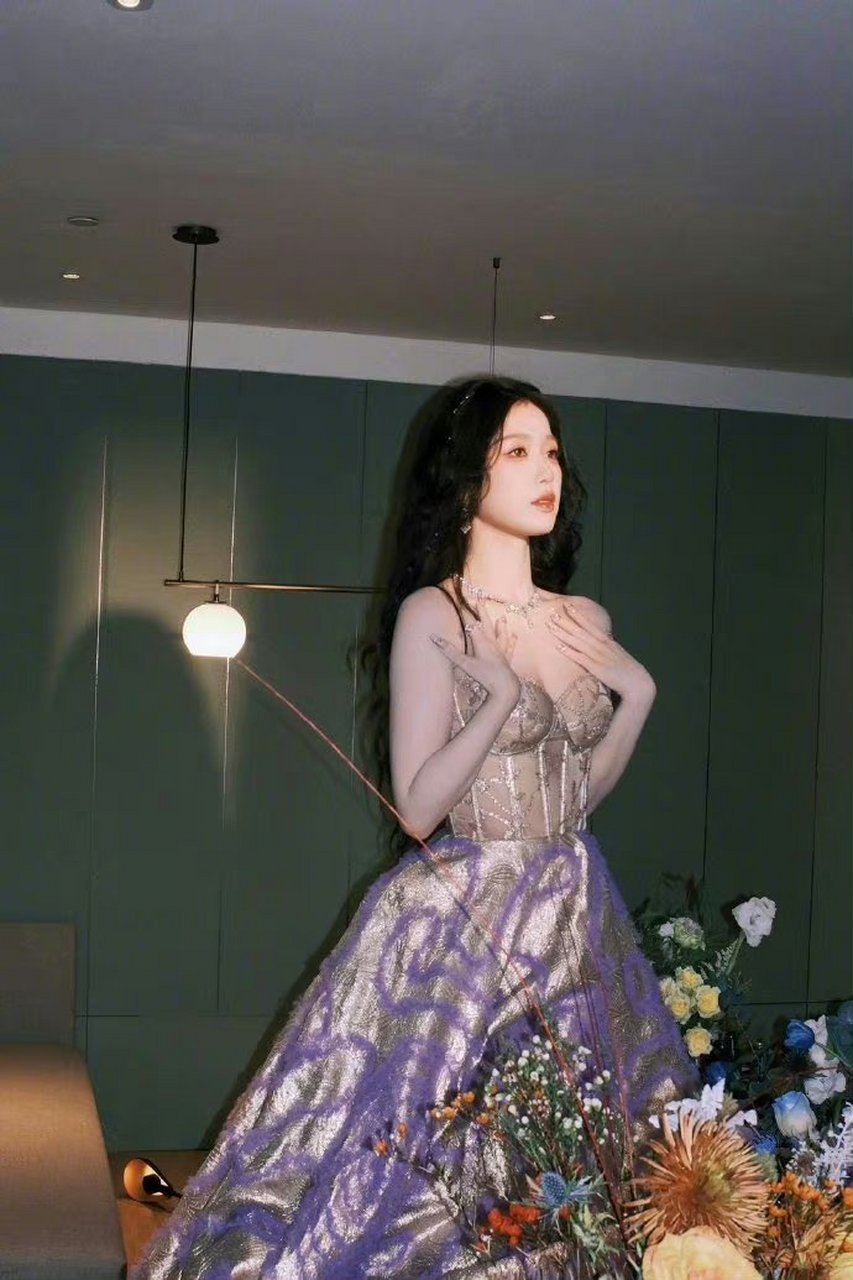 虞书欣穿裙子,显得她侧颜,超级漂亮.#娱乐大放送