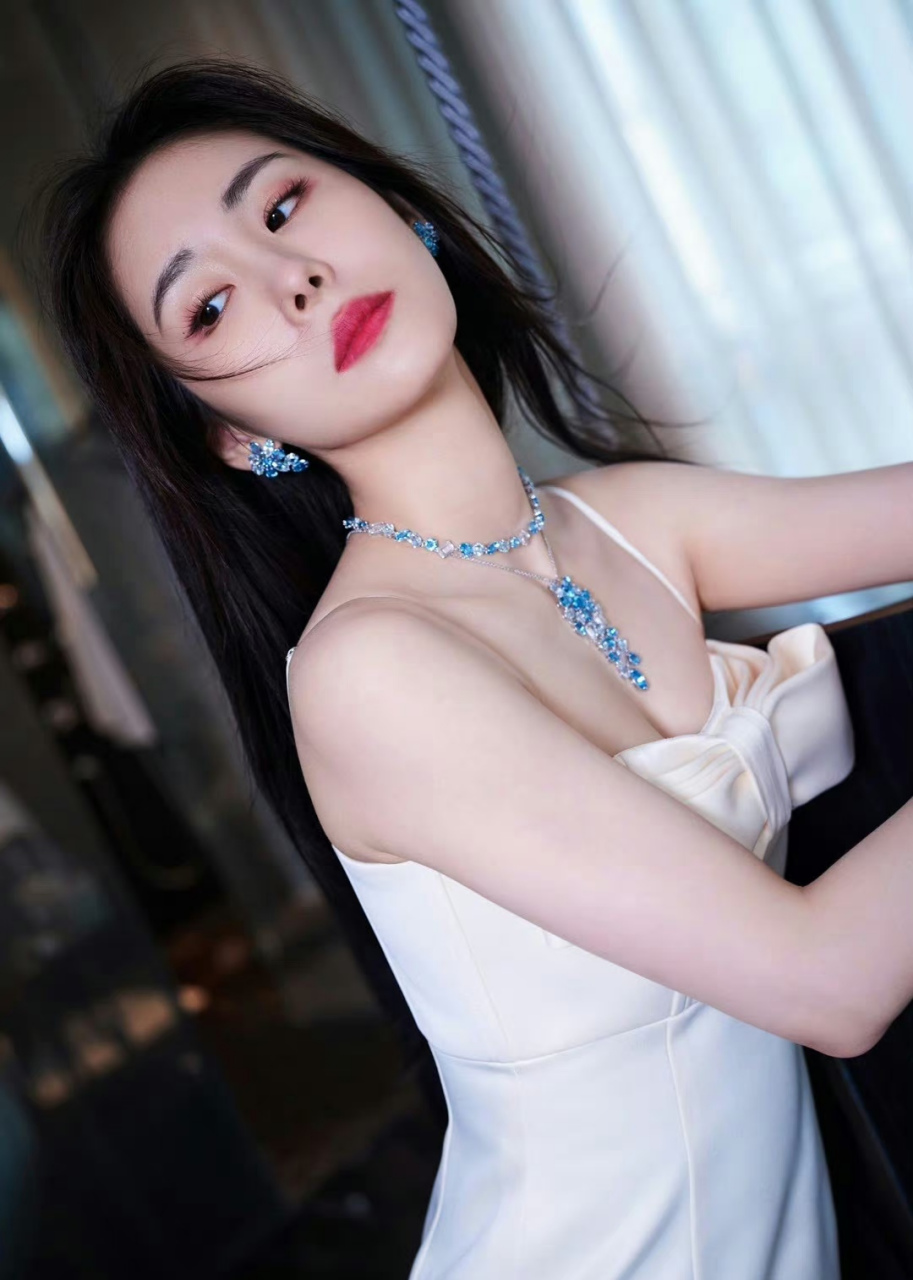 张碧晨穿白色裙子时,特别甜美可人.女神气质爆棚!