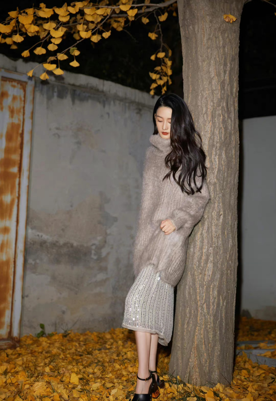 李沁穿这身毛衣,背着包包,非常时尚,也非常漂亮.