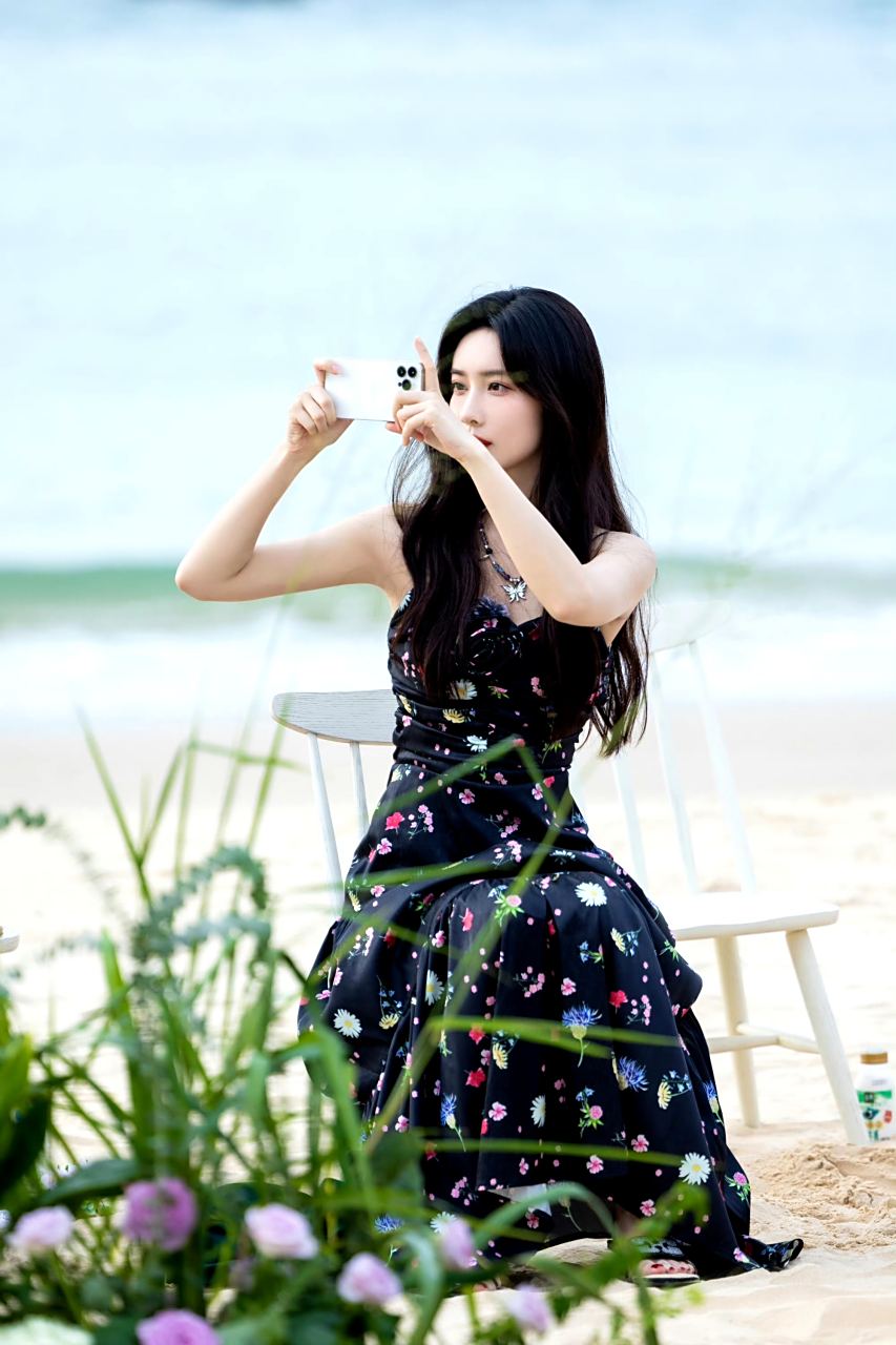 孟子义穿碎花裙子,拿手机拍照的样子,美极了.#女明星绝美造型