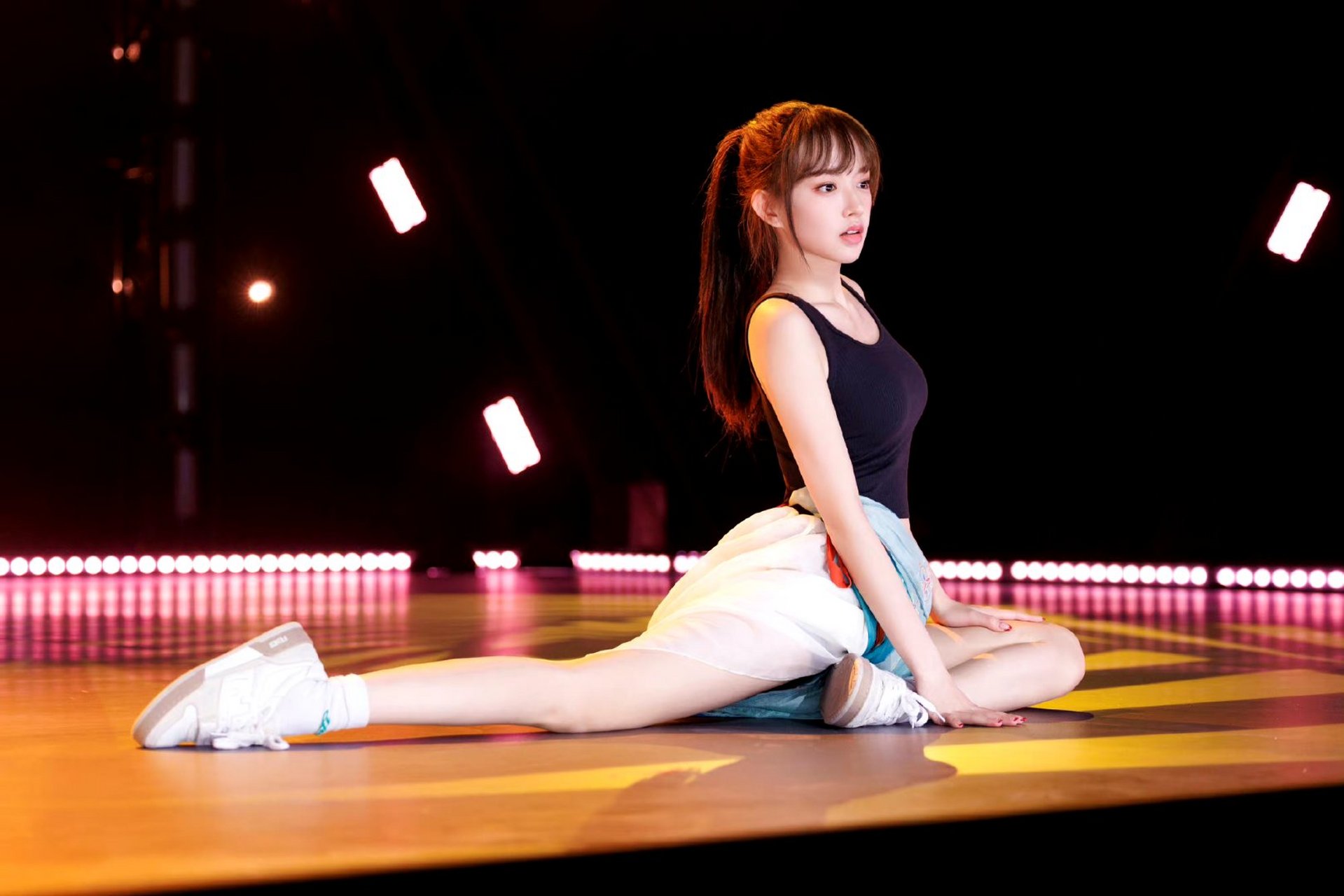 程潇穿黑色背心,在练习舞蹈的样子,美到无法用言语来形容.