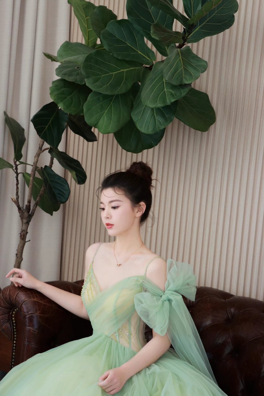 关畅穿绿色薄纱裙子,特别显漂亮且小清新.