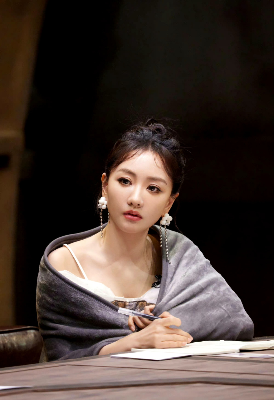杨蓉的工作照,特别出彩漂亮.