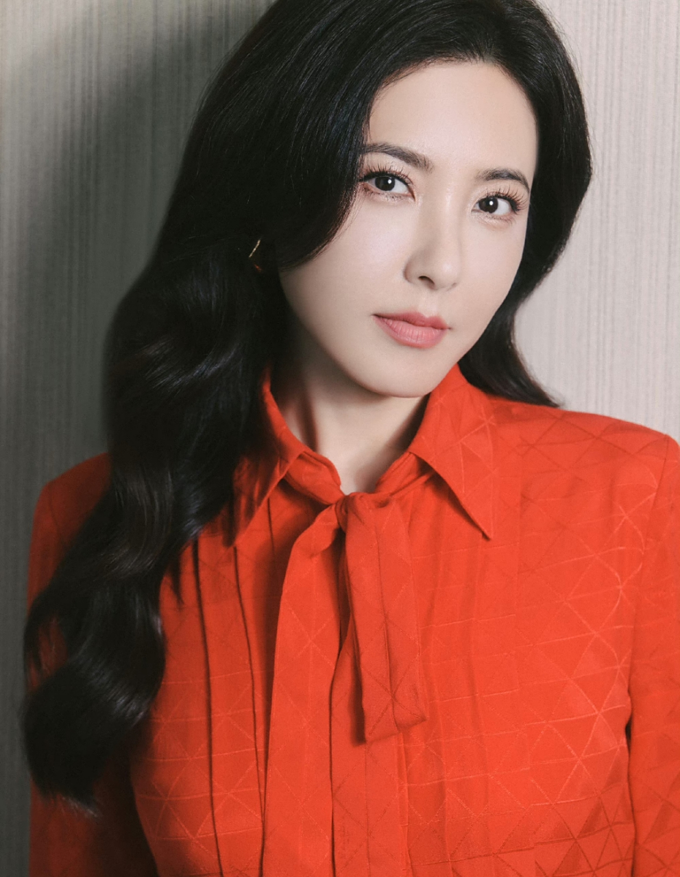 曾黎穿红色裙子,特别像新娘子,好漂亮.