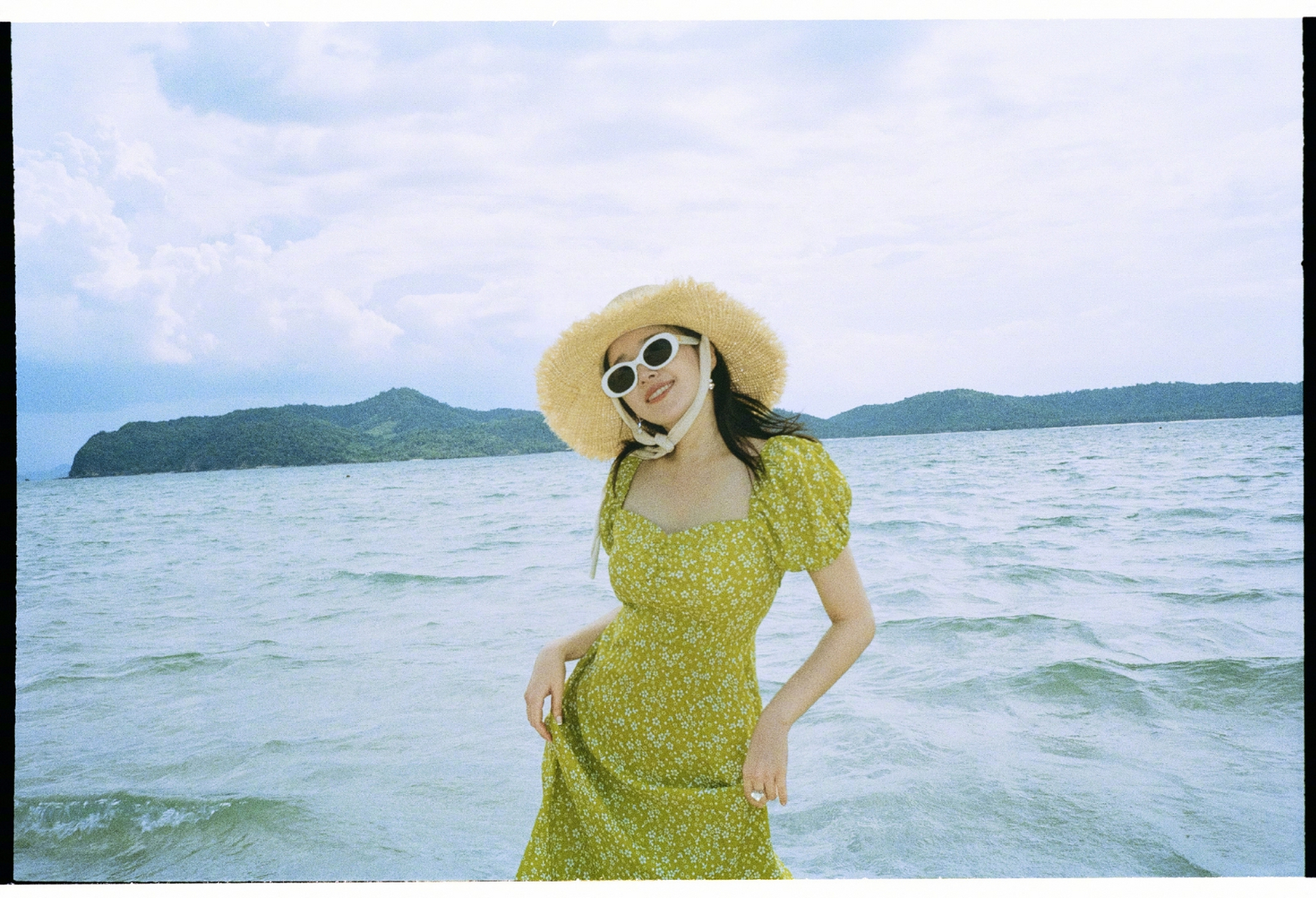 阚清子穿绿色裙子,在海边度假的样子,美极了
