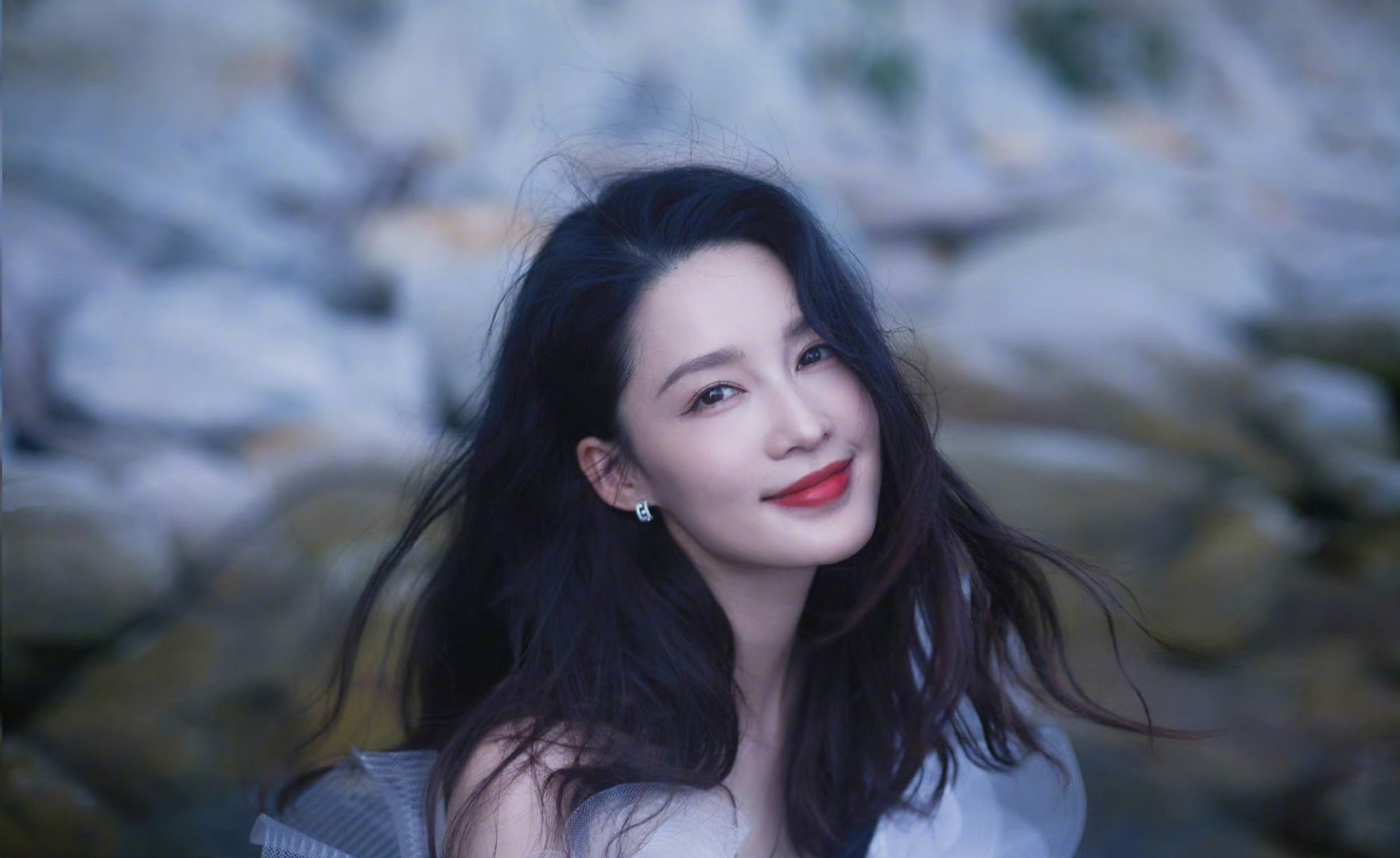 李沁穿上薄纱裙子,在海边看风景,特别显婀娜多姿的身材.