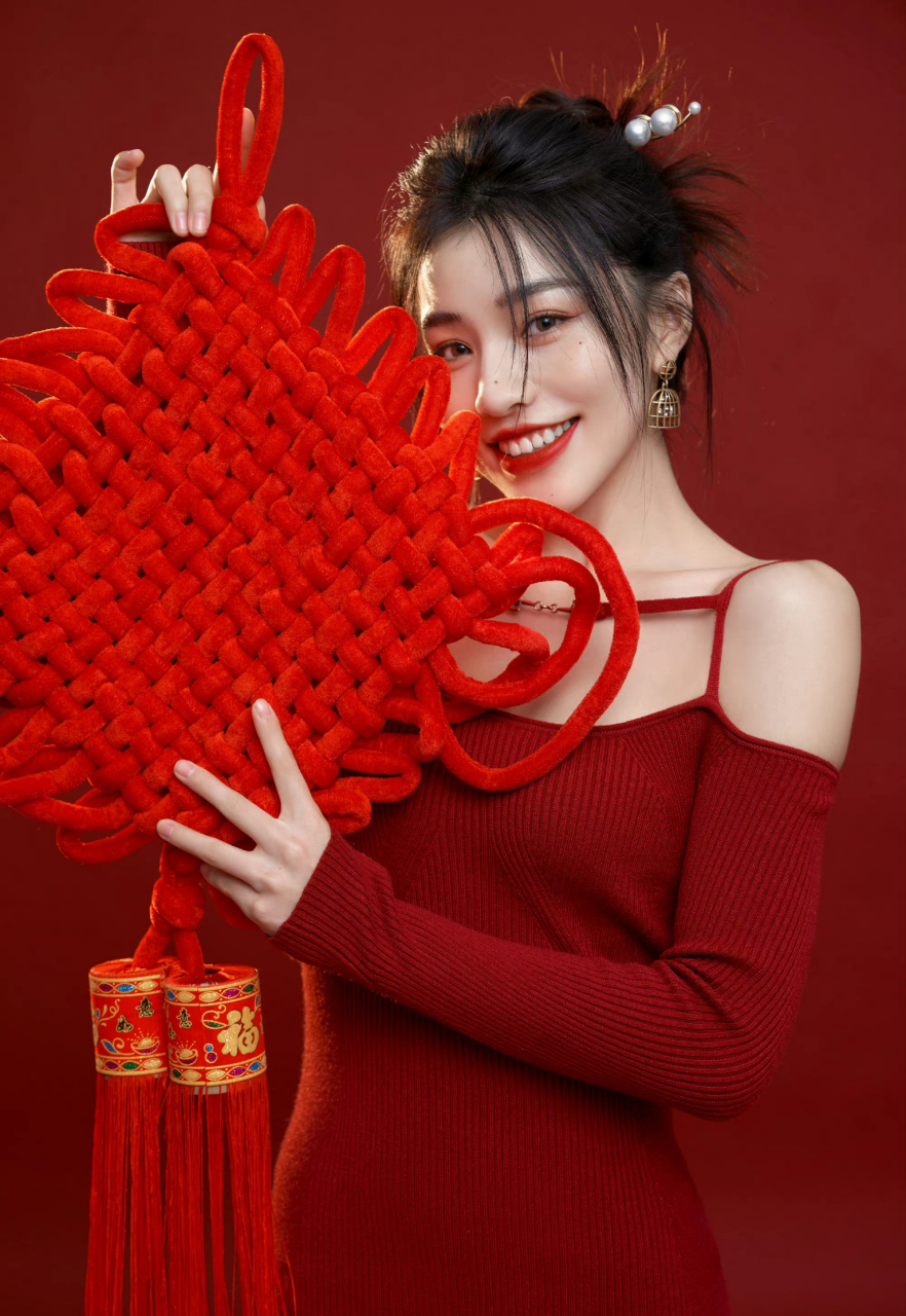 刘思瑶穿白色t恤时,浅浅一笑,特别小清新,让人想要恋爱