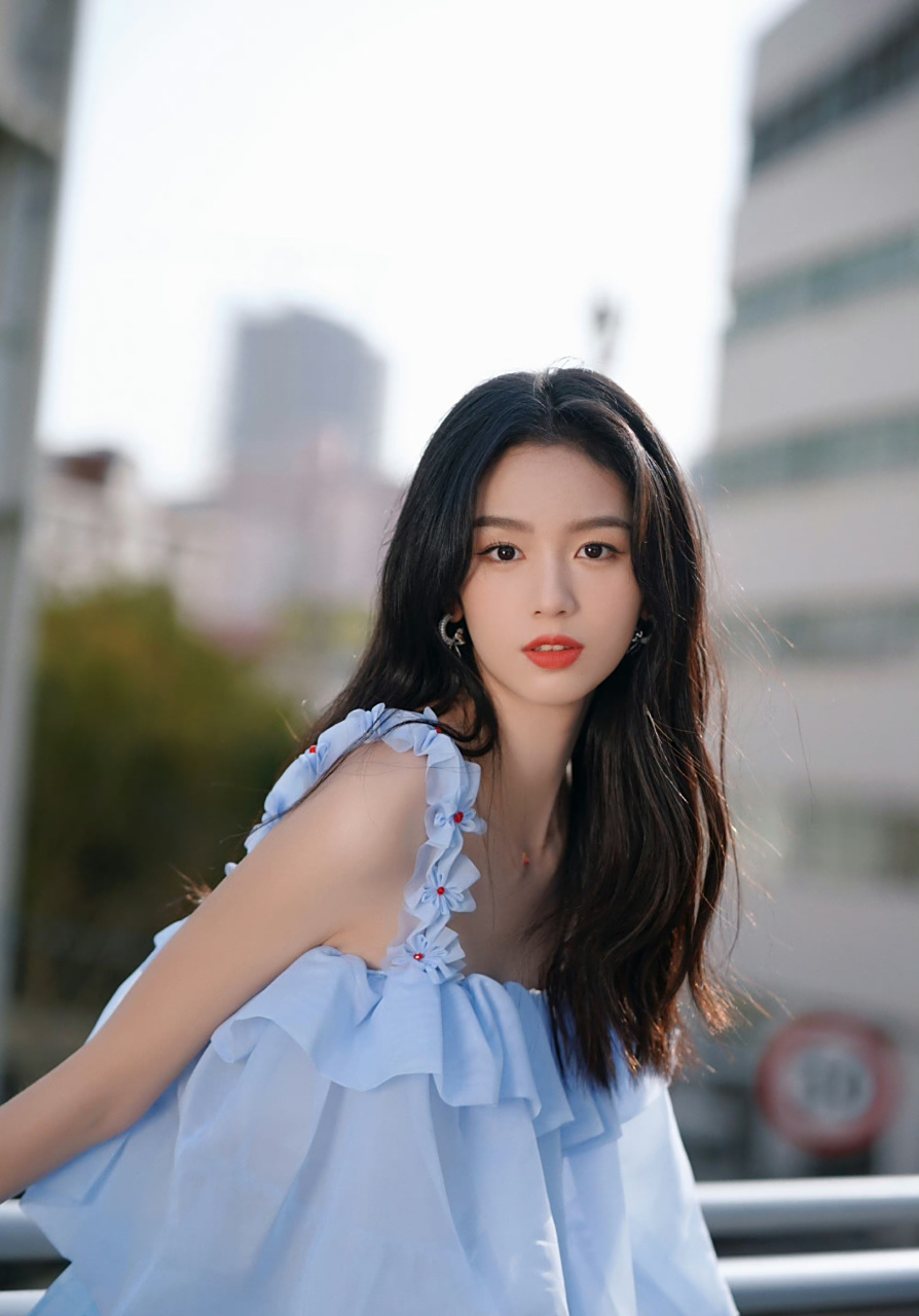 周也涂抹着口红,穿蓝色裙子时,特别显温柔优雅的气质,真漂亮.