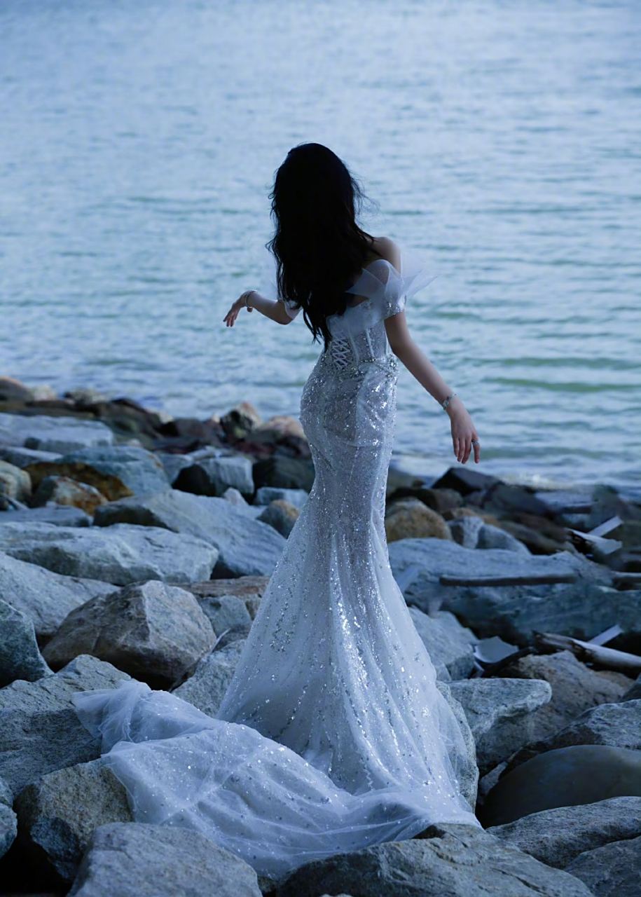 李沁穿上薄纱裙子,在海边看风景,特别显婀娜多姿的身材.