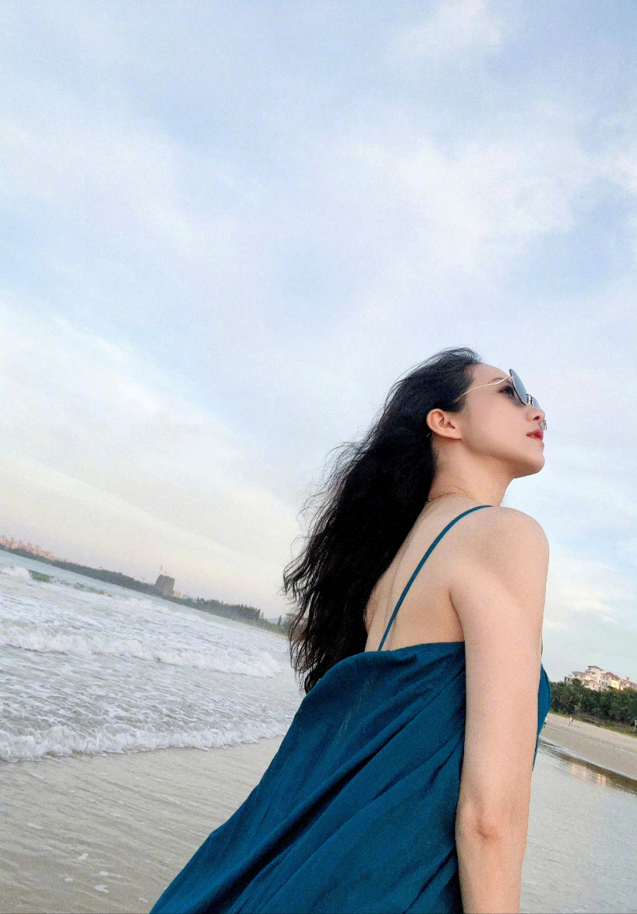 韩雪戴上眼镜和帽子,在海边玩自拍,超温柔又漂亮.