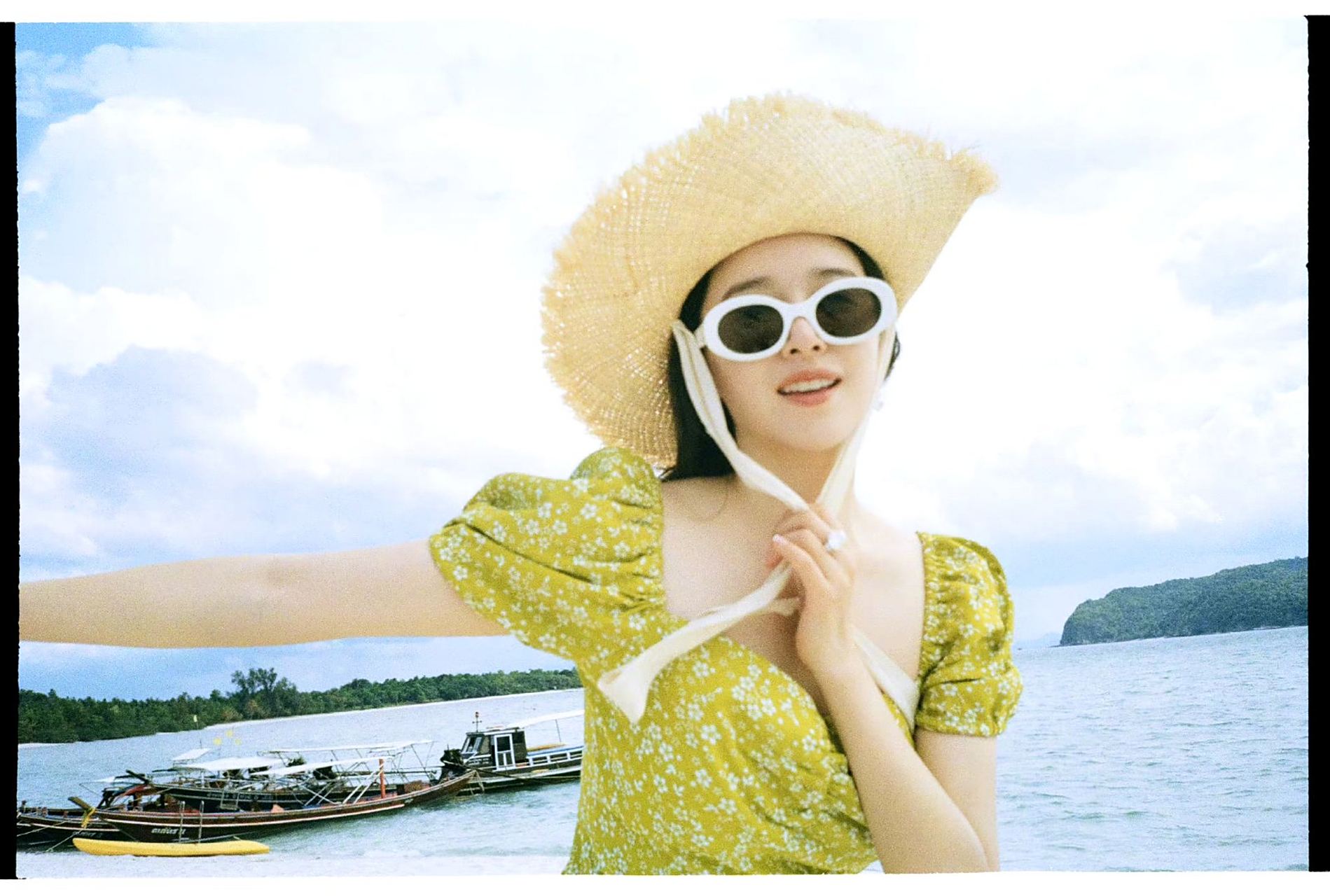 阚清子穿绿色裙子,在海边度假的样子,美极了.