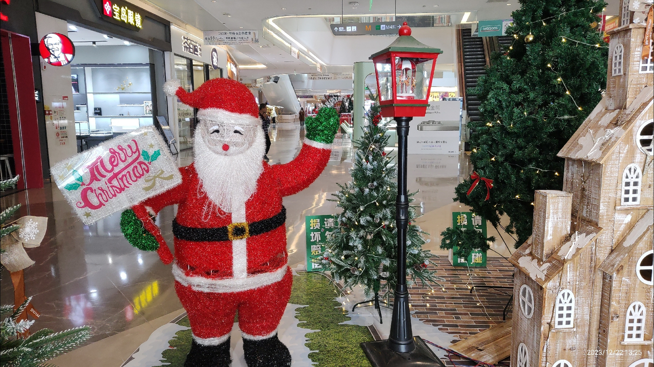 在我看来,中国人过圣诞节是一种文化现象,反映了全球化时代不同文化
