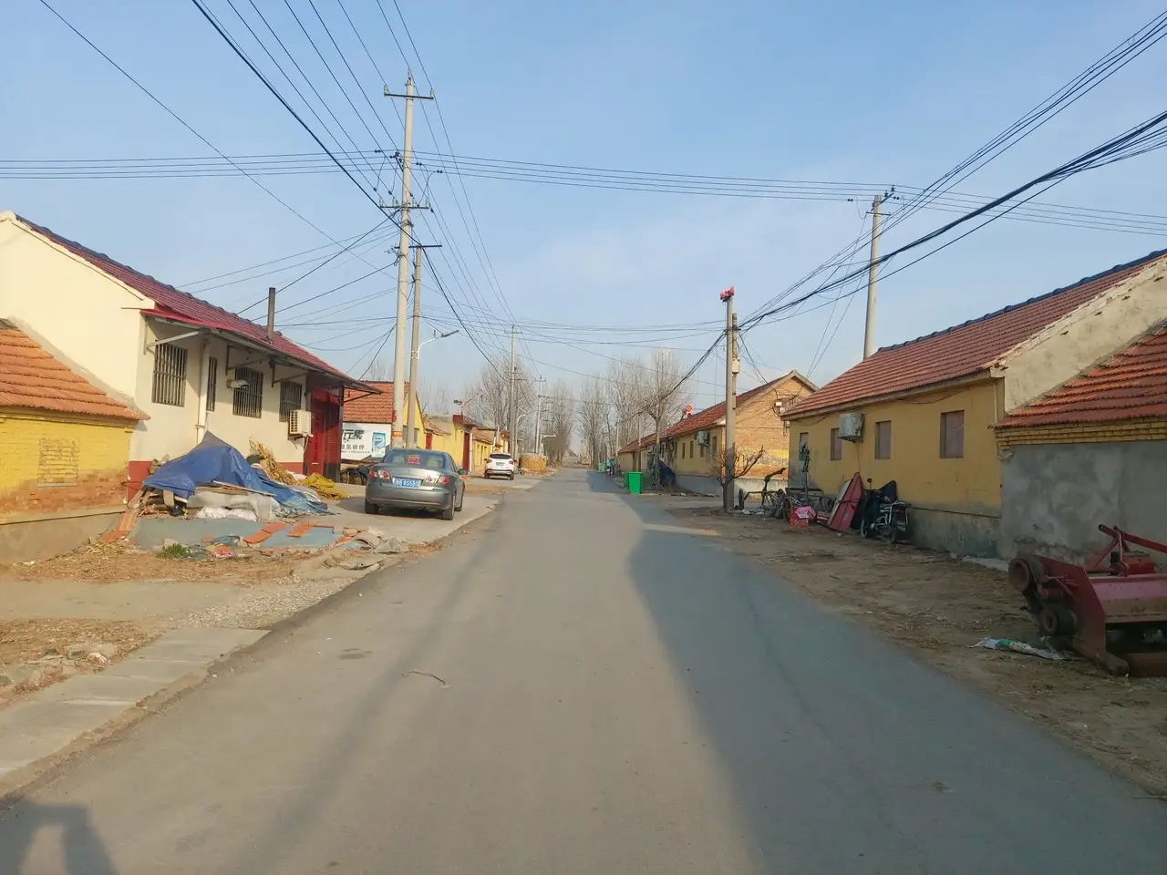 山东农村老家正月底的一个下午, 村子中间的街道和村旁的马路上空无