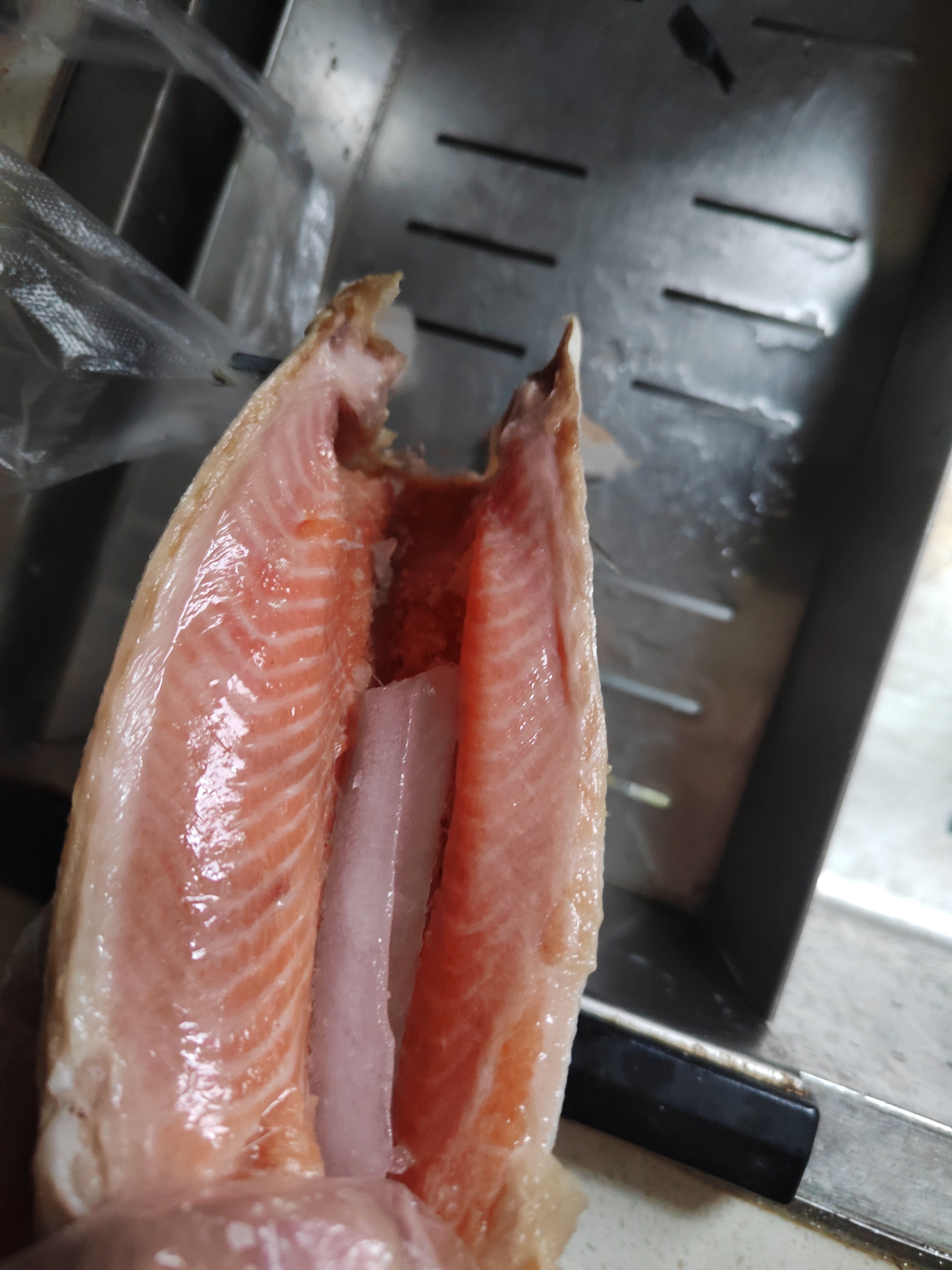 假牛肉碰到了,买的哈尔滨的大马哈鱼,69四斤,肚子里全是冰坨子.