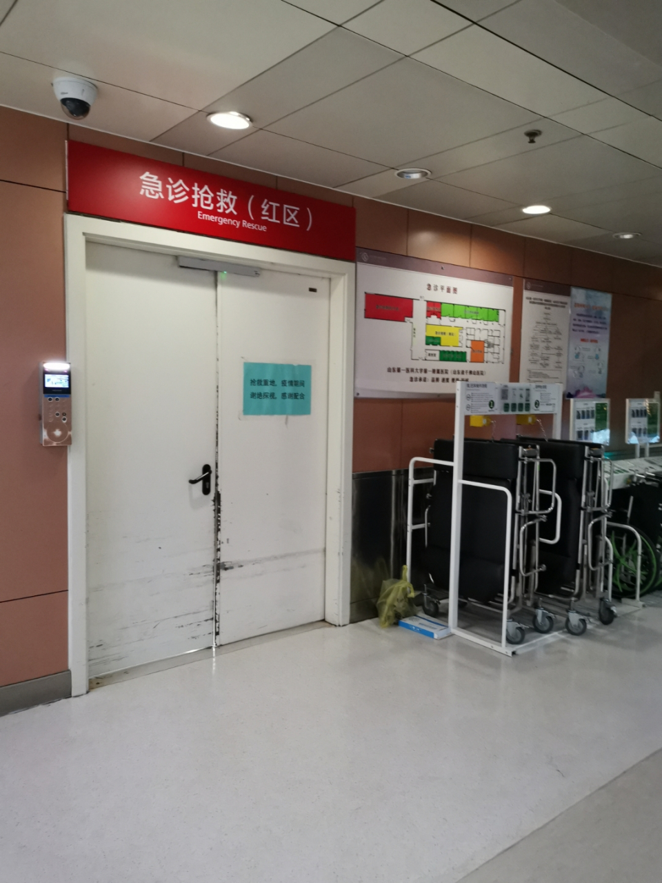 今晚注定是难忘的一晚,妈妈独自在急救室,我独自在医院急诊科连廊