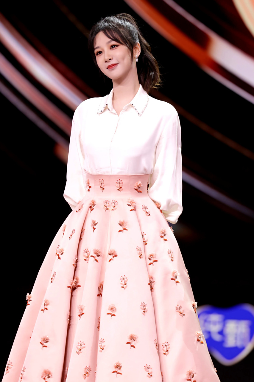 杨紫#  分享一些美美的礼服小杨[心]@杨紫