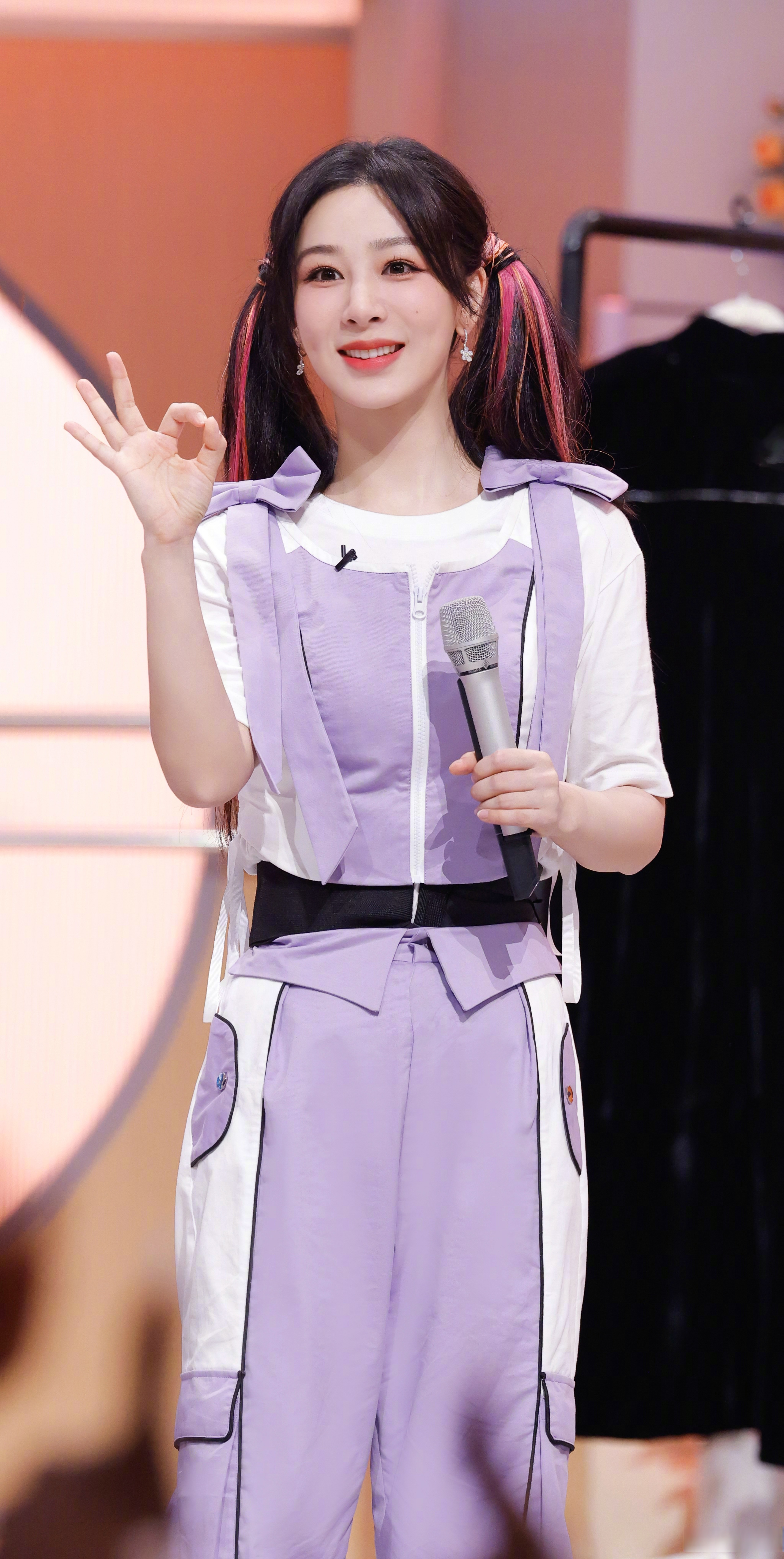 杨紫#  演员@杨紫 录制综艺《你好星期六》造型出图90既是可爱的