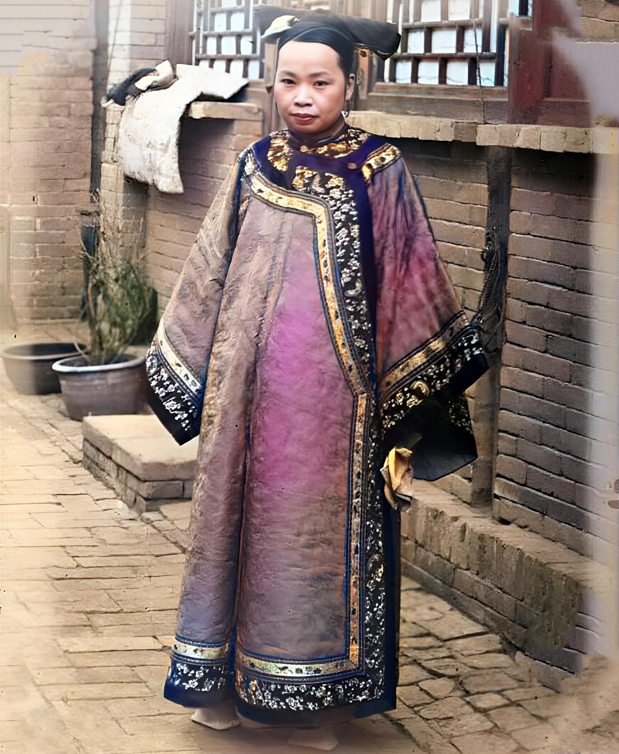 1912年,辽宁沈阳一位满族女子正在逛街时,留下了这张倩影