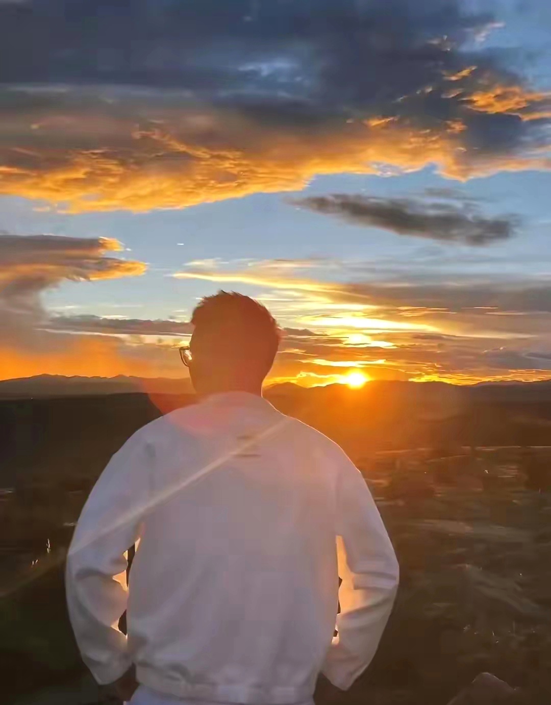 你强了所有困难臼樯哪猩 背影