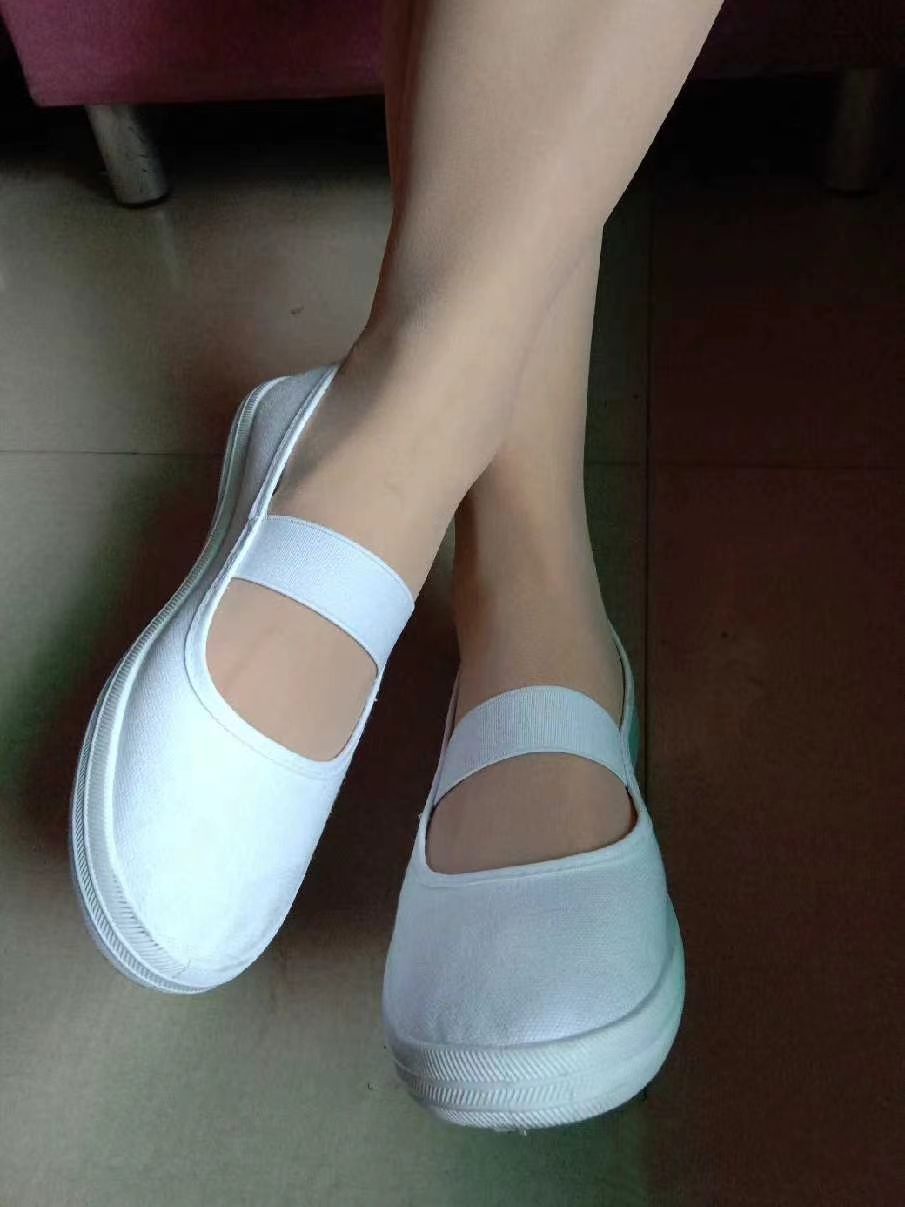 而且,鞋头和鞋尾的空间很大,脚趾和脚跟都可以自由活动 9