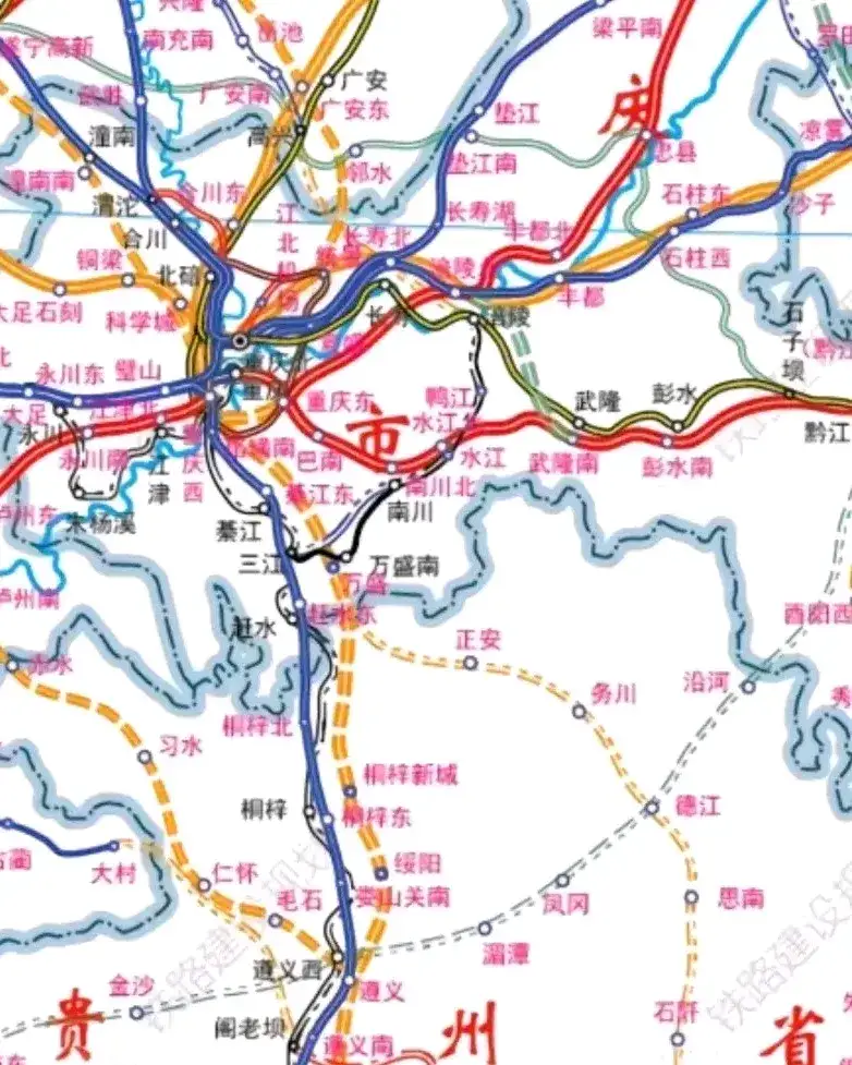 在贵州黔北区域铁路规划示意图中,渝贵高铁也列在其中,几乎就是中线