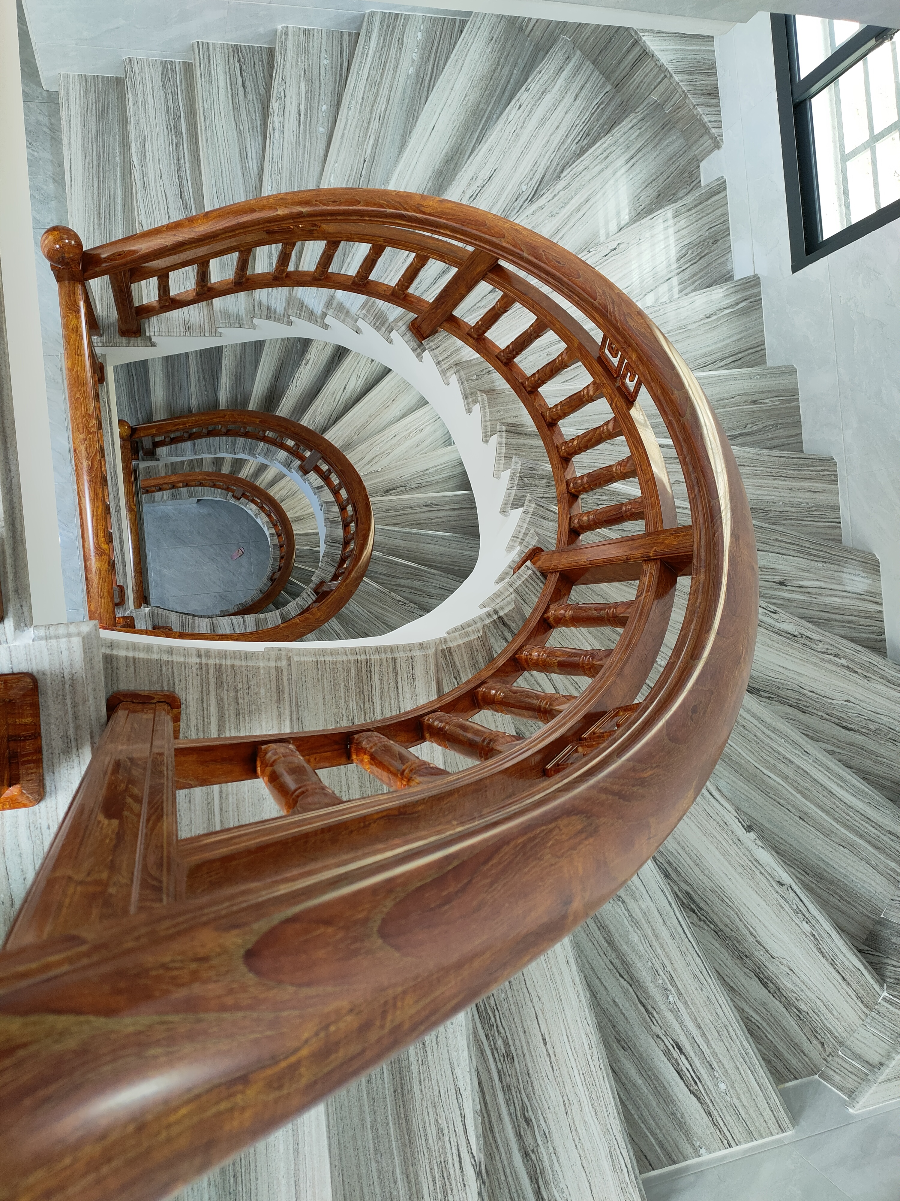 旋转楼梯扶手的灵动之美,艺术与家居的完美融合.