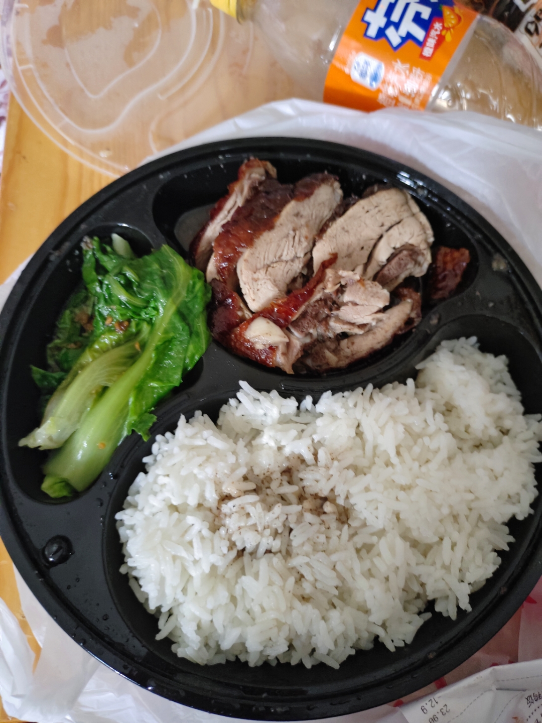 在湘水之畔的湘潭,午时阳光正好,我轻点指尖,一份烧鸭饭便跃然于外卖