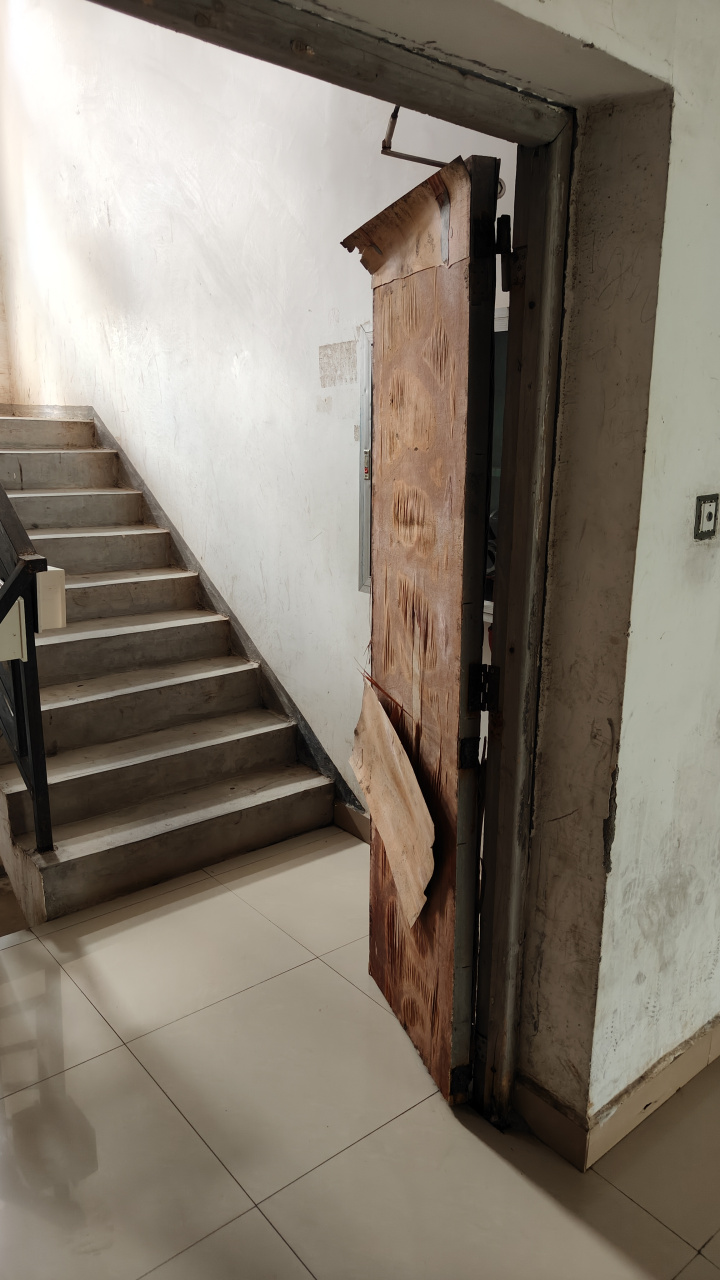 你们见过木质的防火门吗?今天我算是见识到了.