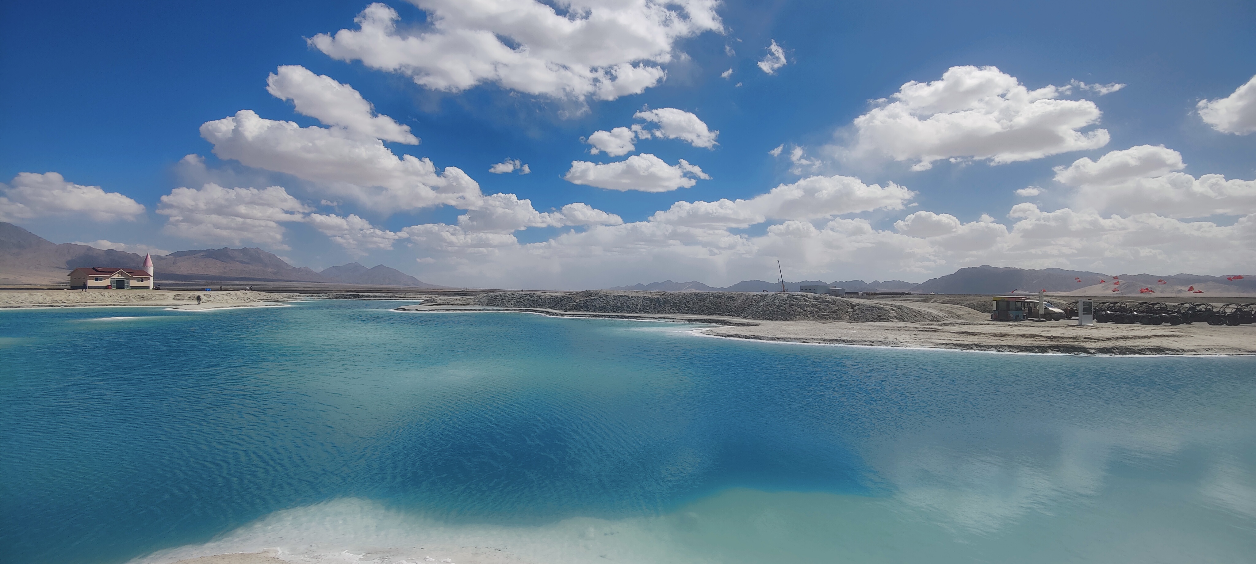 青海海西州大柴旦翡翠湖