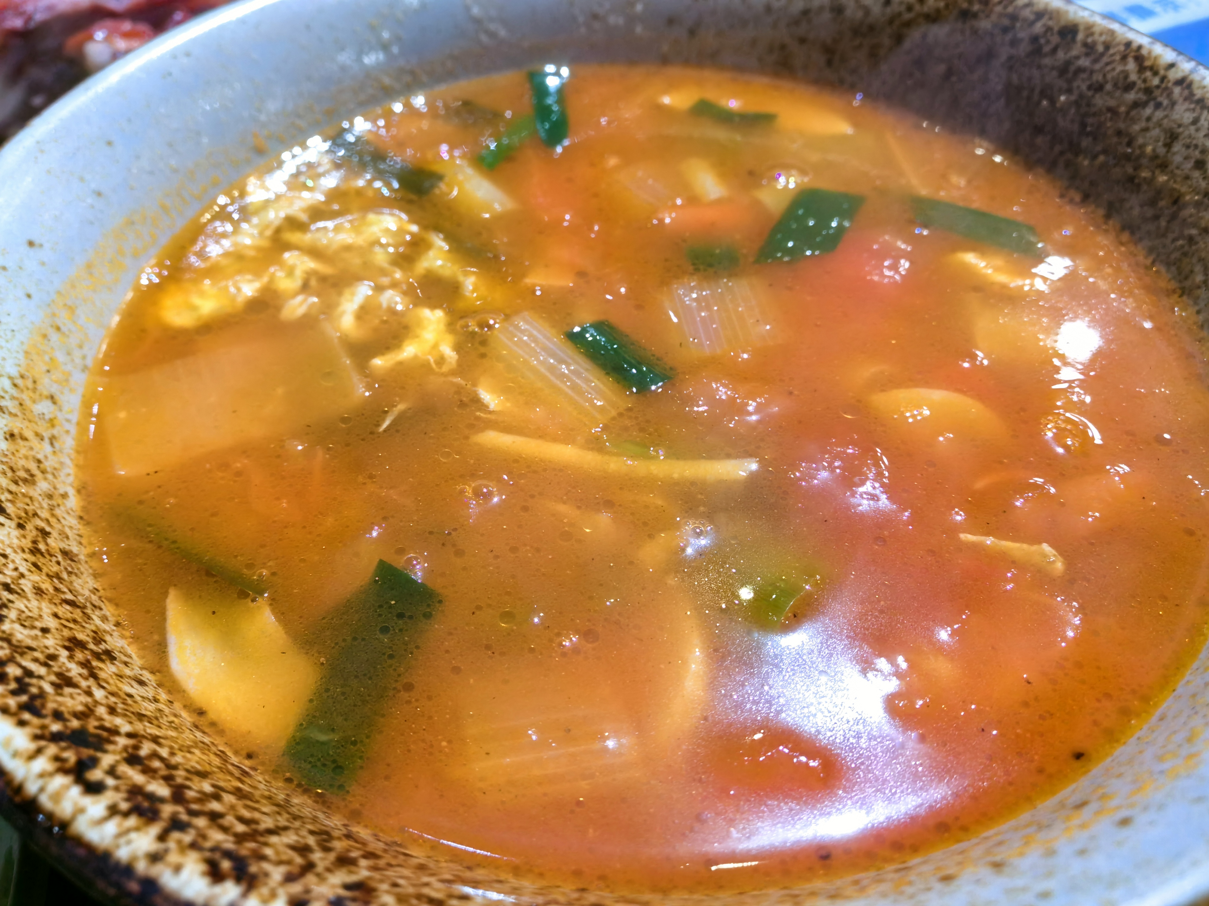 陕西杨凌蘸水面也是那么的多变,春夏季,它汤汁可以放凉,新鲜蔬菜,多样