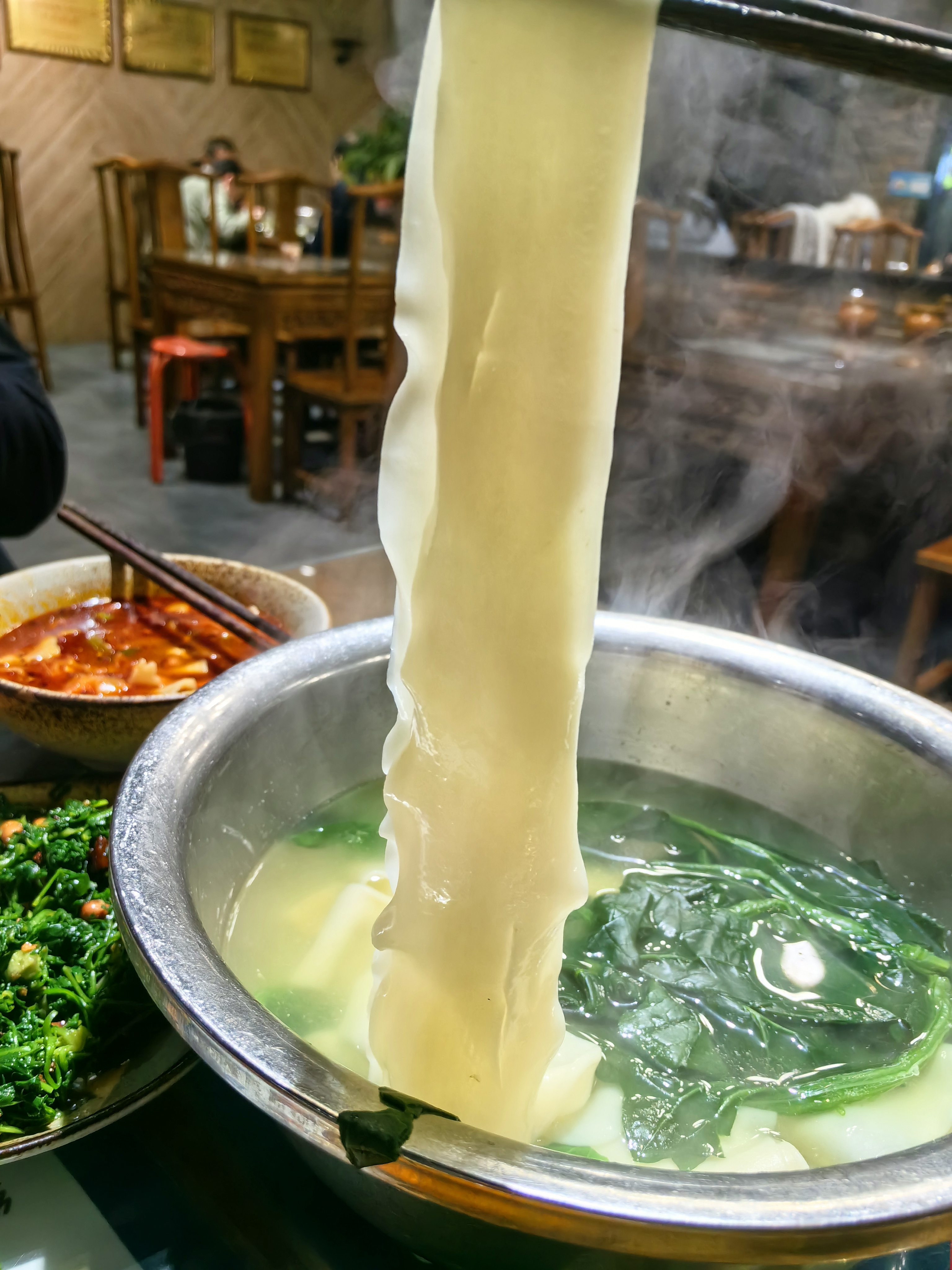 陕西杨凌蘸水面也是那么的多变,春夏季,它汤汁可以放凉,新鲜蔬菜,多样