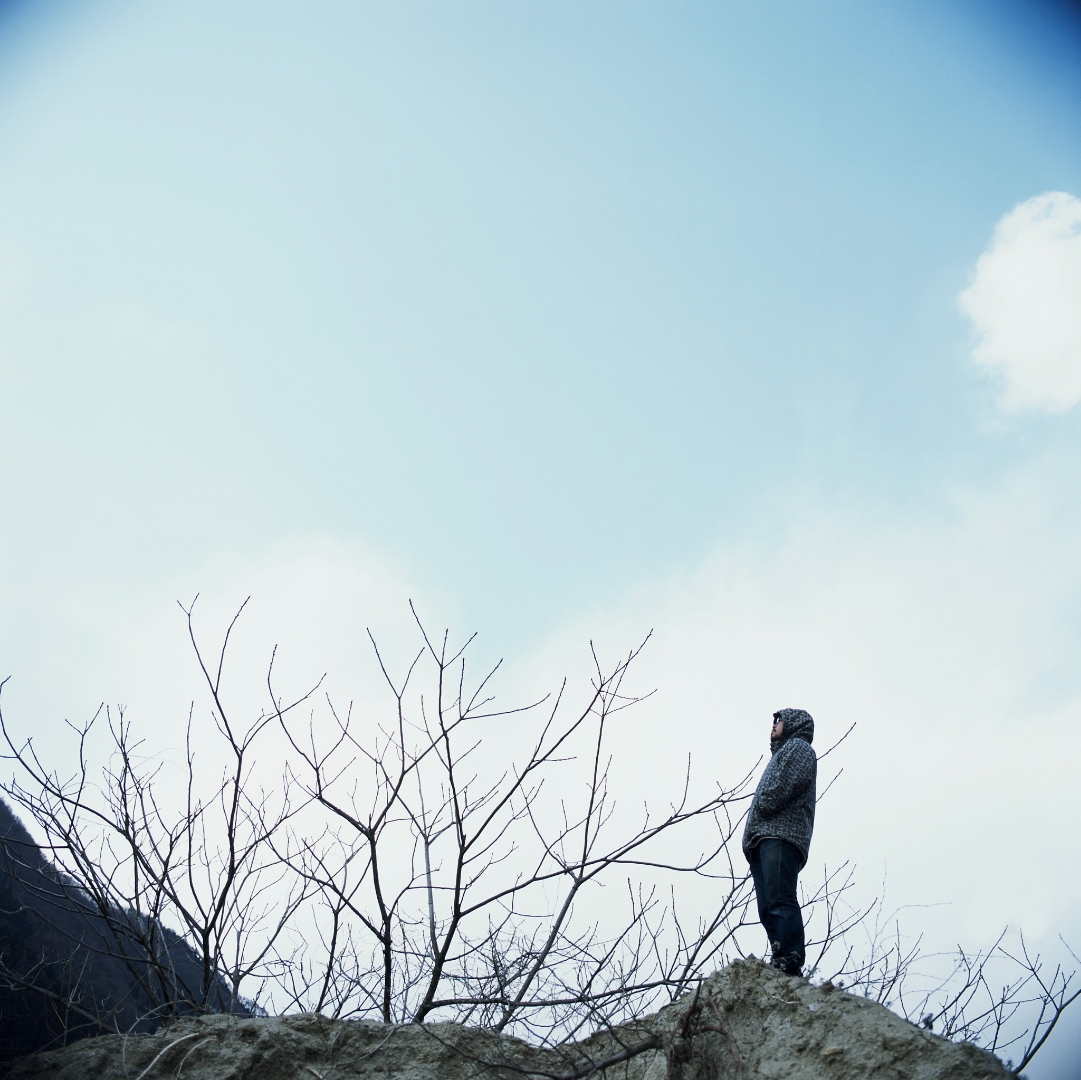 伤感男人深情遥望山村图片远行的图片一回首已远走图片唯美一个人远行