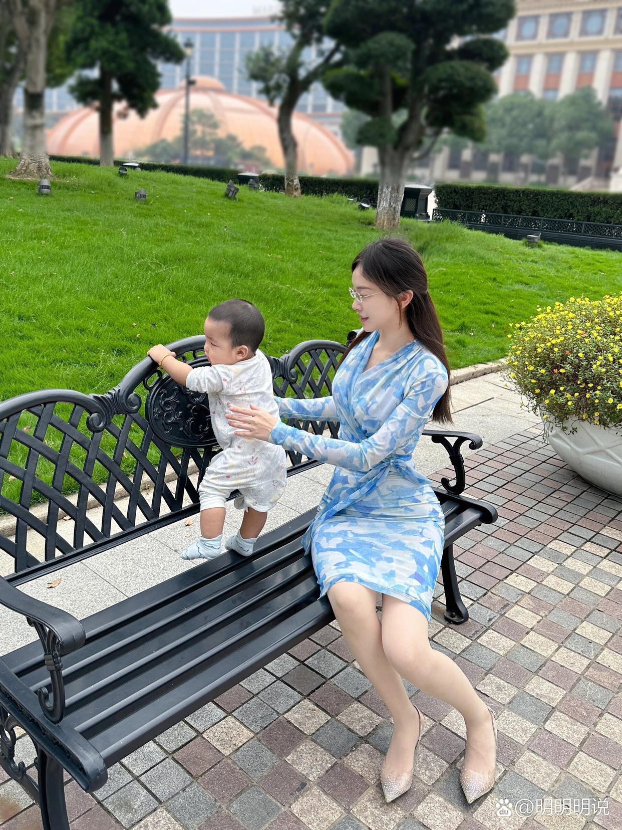 在温暖的阳光下,一位年轻的妈妈和她的宝宝享受着无与伦比的亲子时光