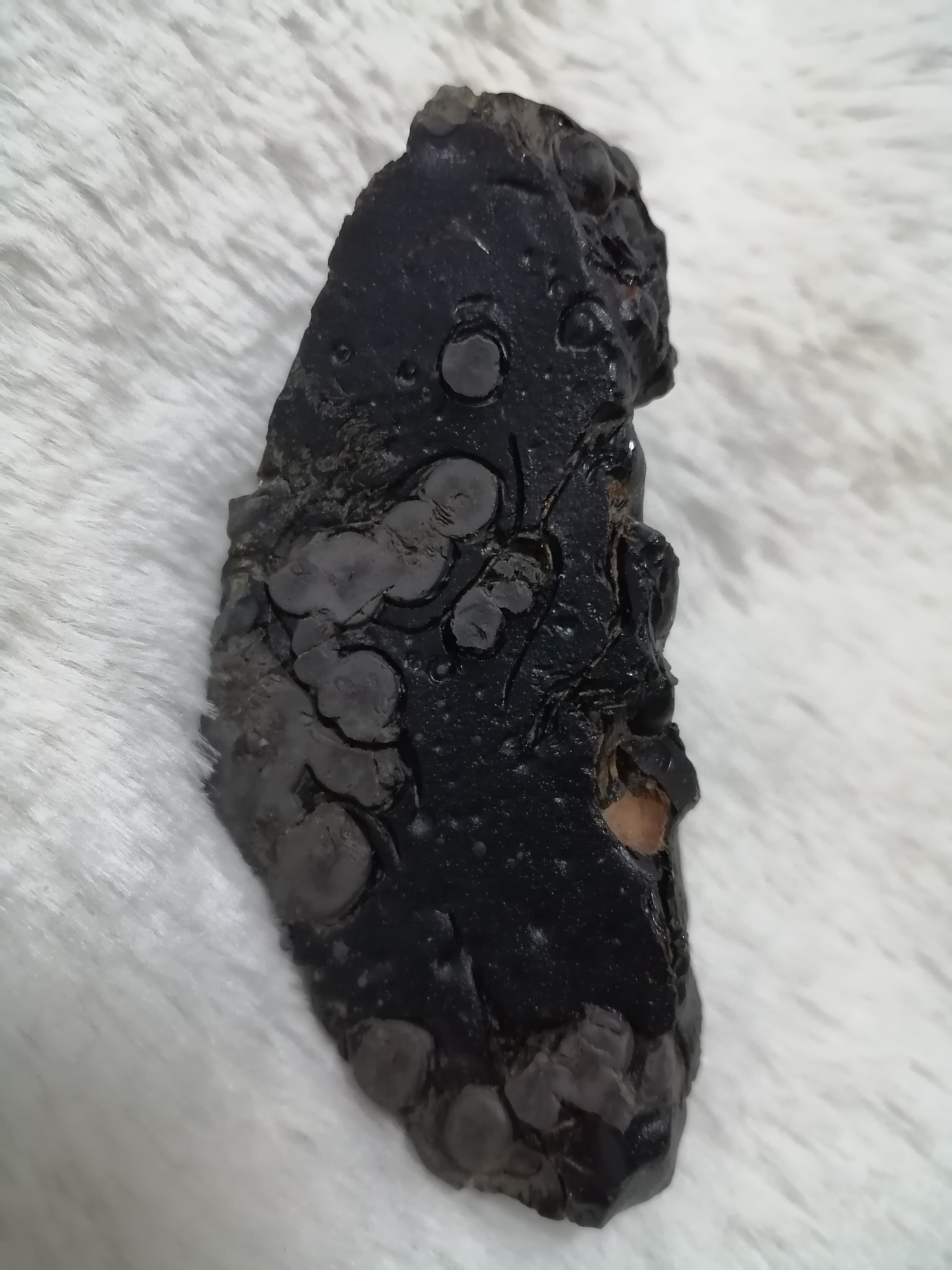 神秘的黑色玻璃陨石,承载着宇宙的秘密,引人深思.