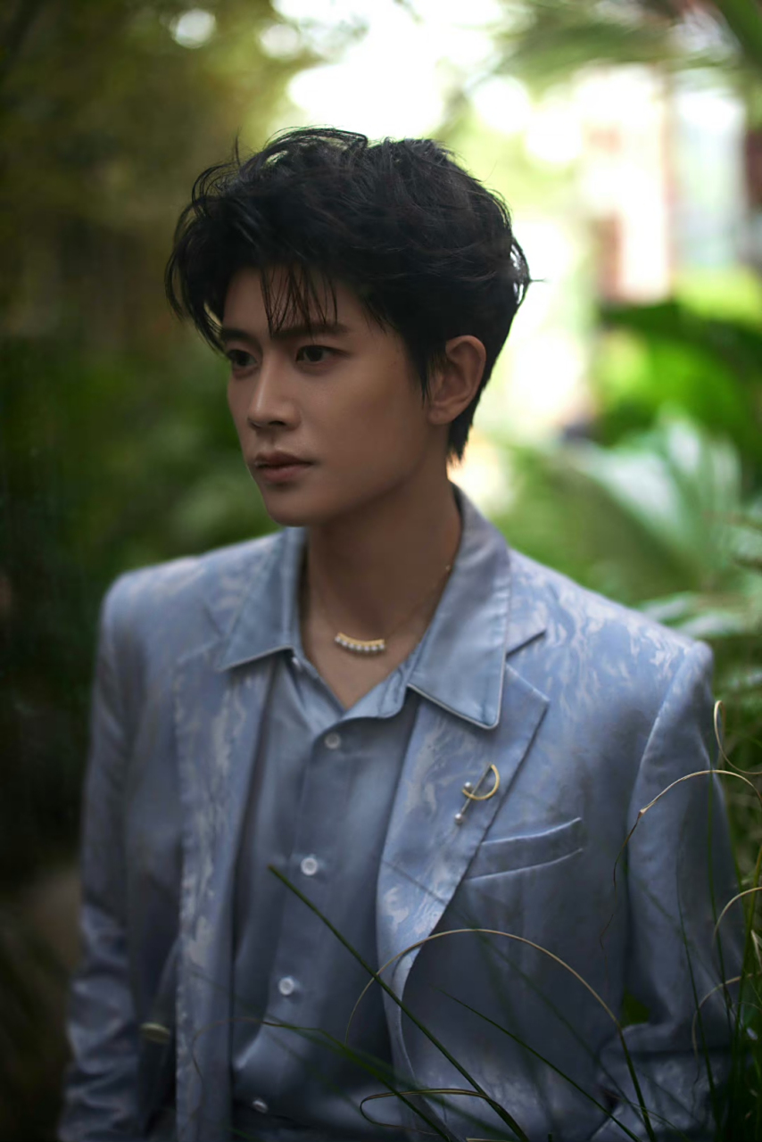 任嘉伦#任嘉伦# 立夏新写真,森林小清新风,犹如森林里的贵公子,粉丝:"