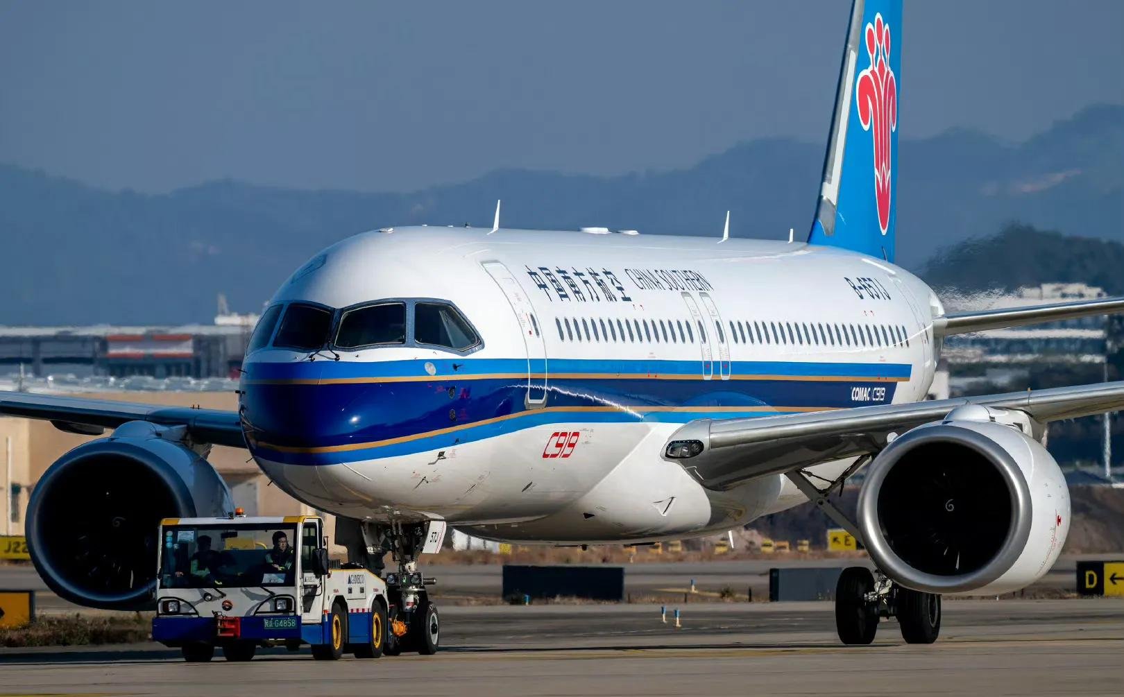 c919首架全彩绘机惊艳亮相,这架飞机便是去年12月加入中国南方航空的b