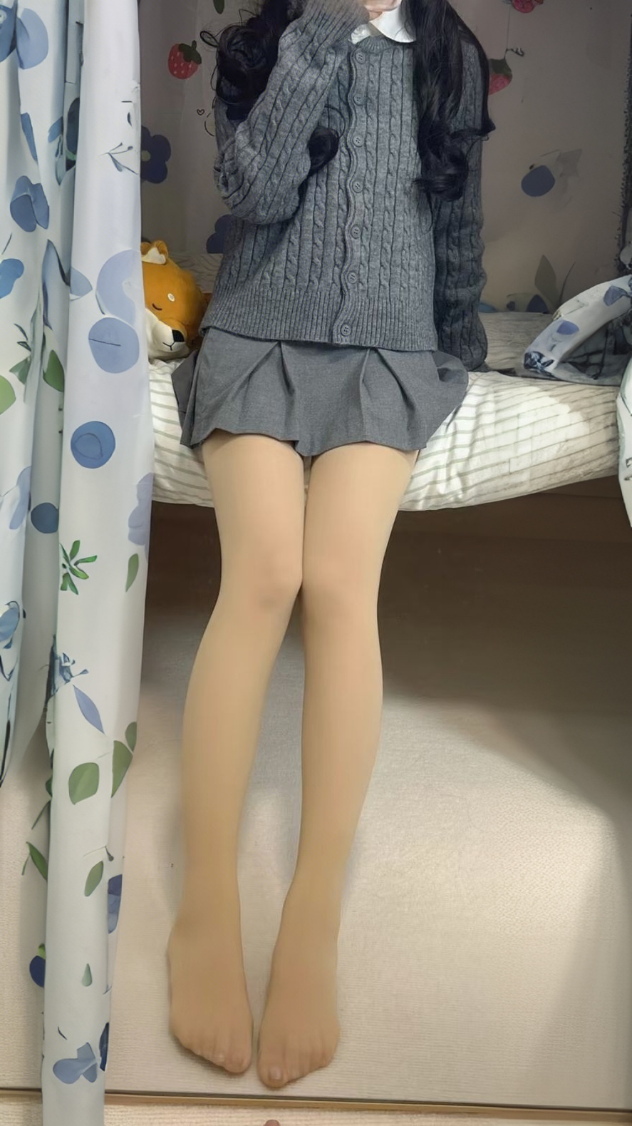 实测某品牌双层压力袜,外层丝滑哑光质地,室内光线下肤色过渡自然,远