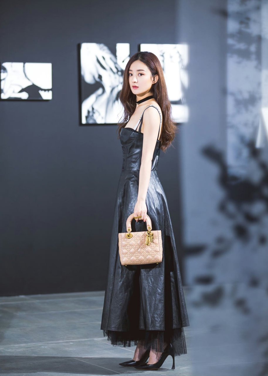 赵丽颖34码小脚丫,美腿玉足诱人颜值超高.