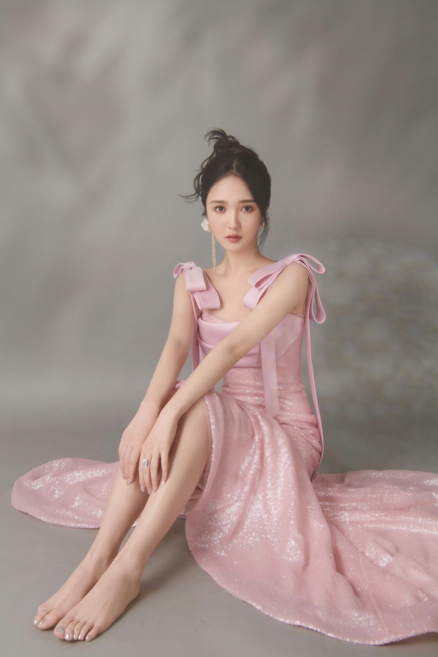 美女 主持 靳梦佳 美足 粉裙