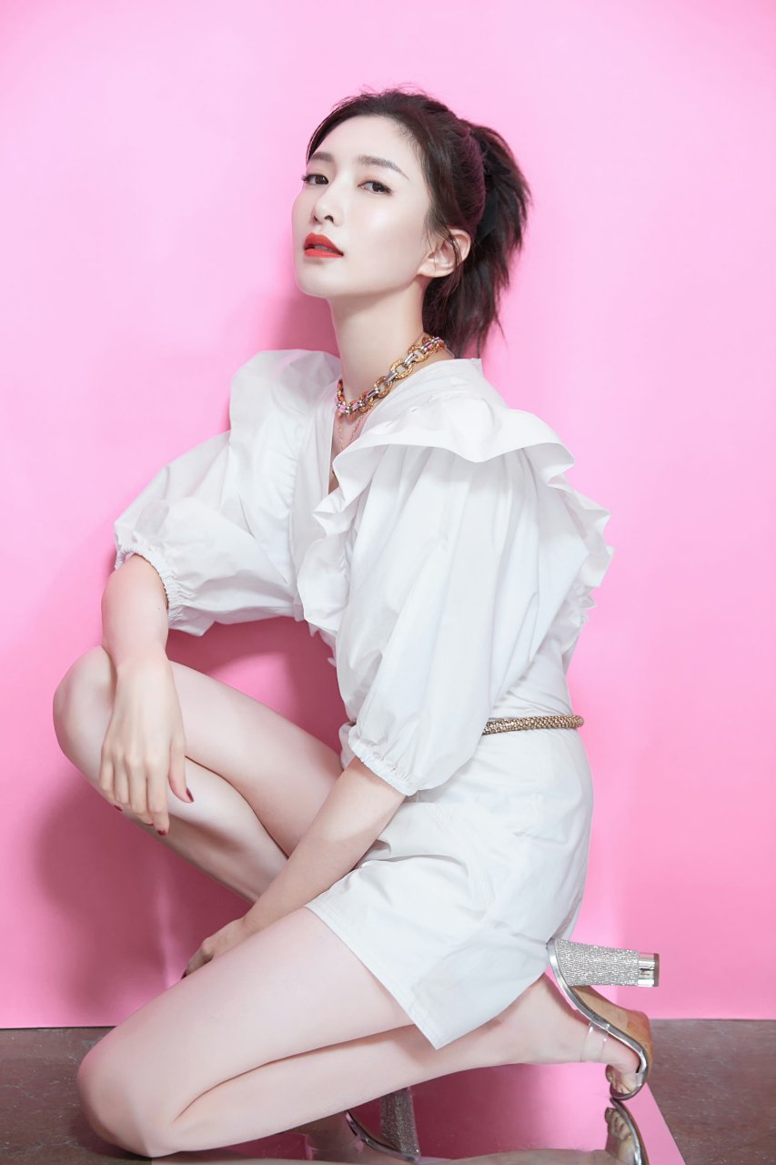 江疏影透明凉鞋美脚丫,脸蛋美腿白到发光鸭[开心][鼓掌]