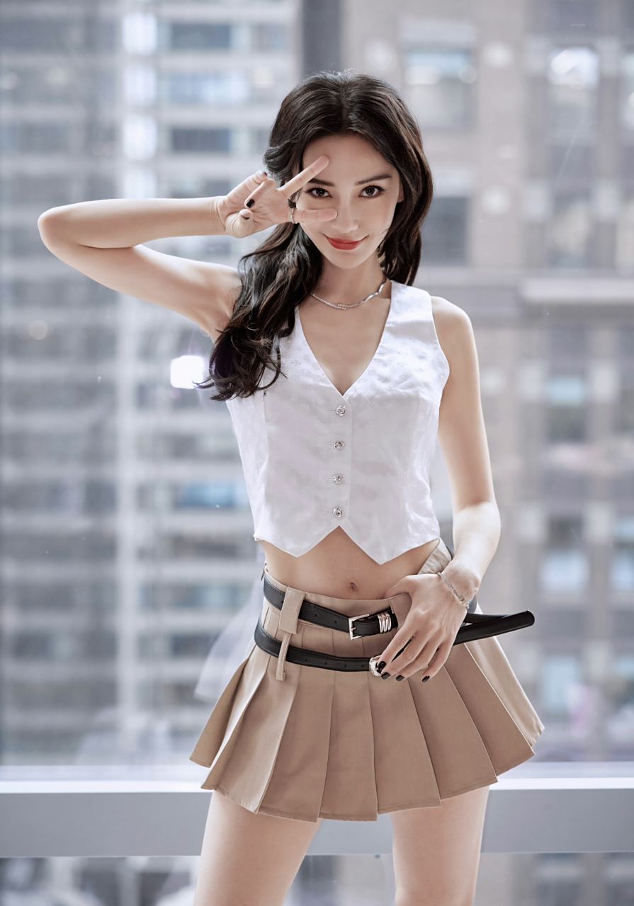 杨颖超短裙大长腿很有活力