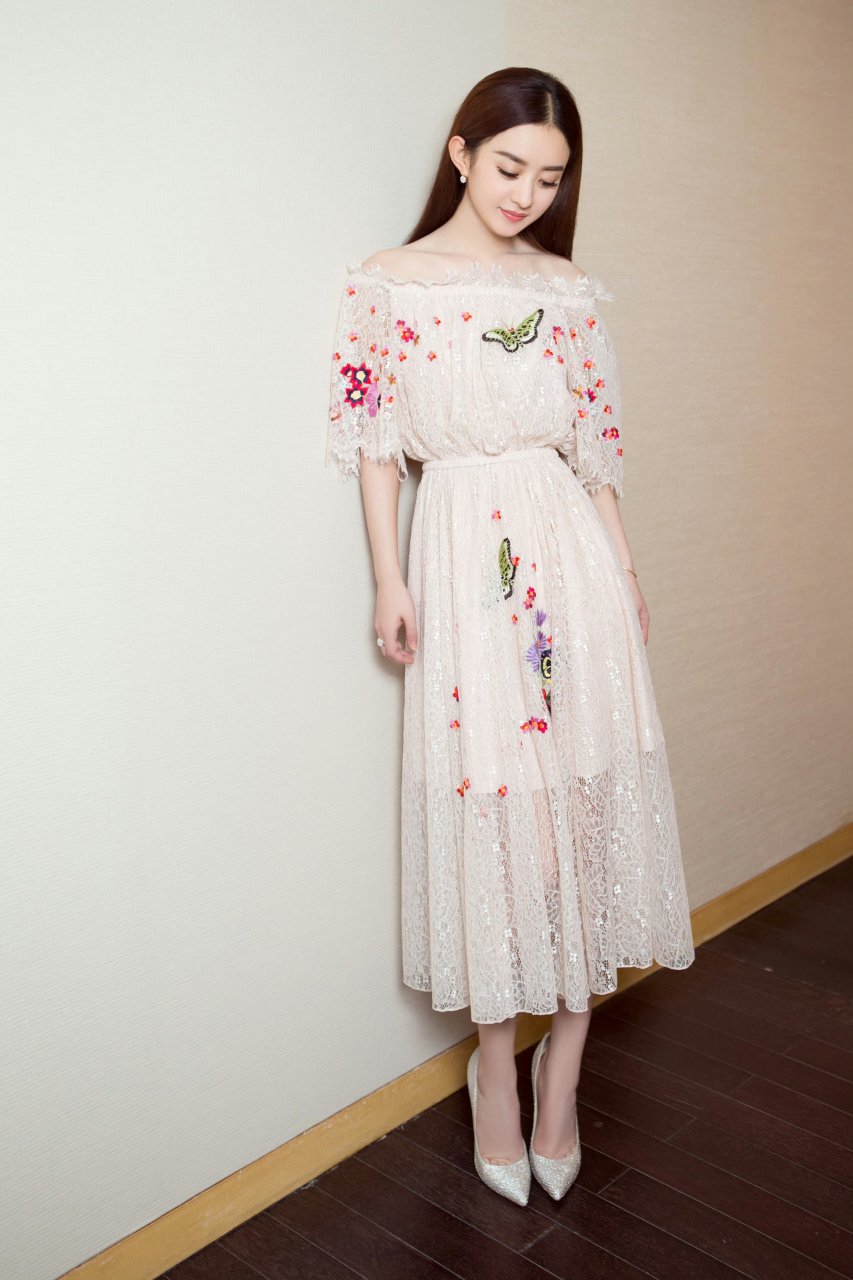 赵丽颖34码小脚丫,美腿玉足诱人颜值超高.