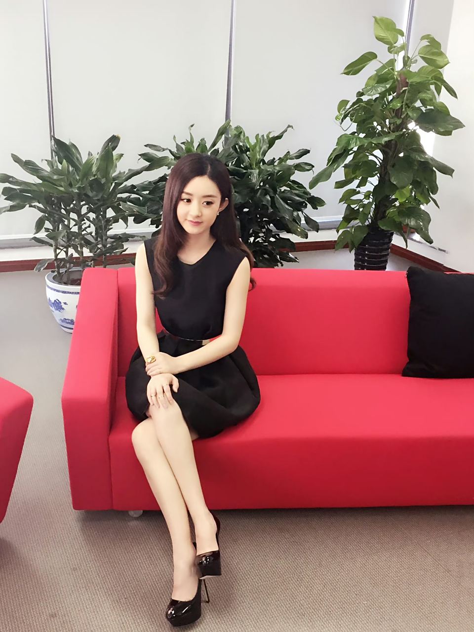 赵丽颖34码小脚丫,美腿玉足诱人颜值超高.