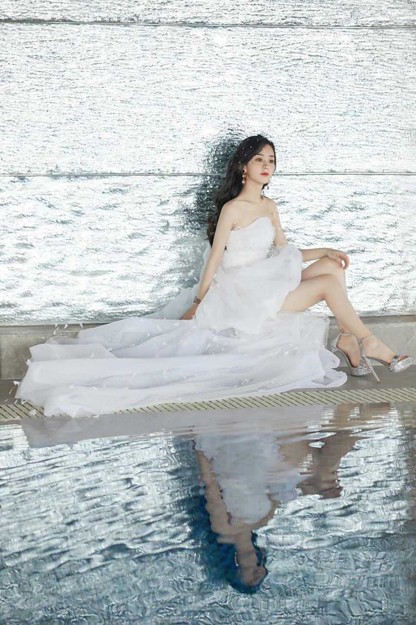 赵丽颖34码小脚丫,美腿玉足诱人颜值超高.