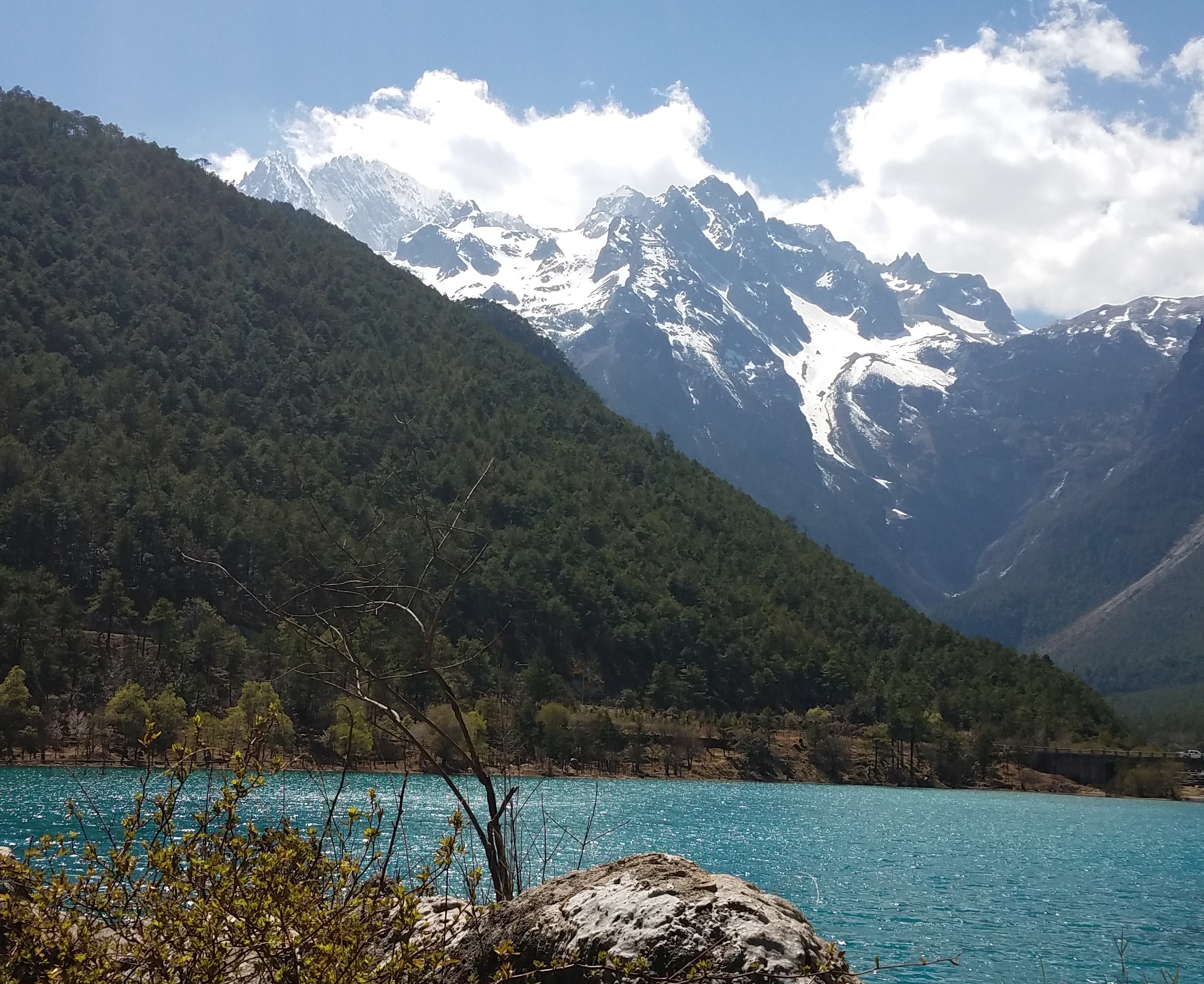 能获如此殊荣,首先得益于十三座雪峰相连的美丽奇景,其次是这里丰富