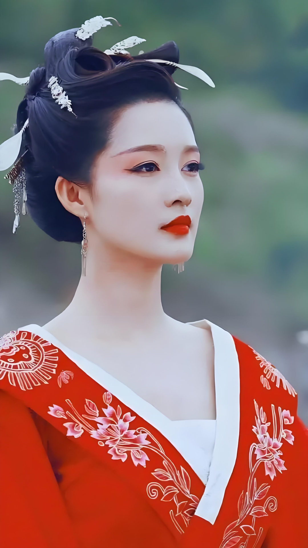 李沁在《绾心记》中红衣战损路透照曝光,获赞帅气,被喻为战场玫瑰