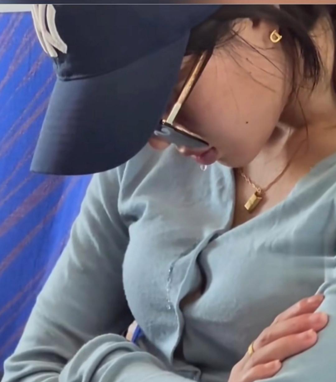 高铁上,我对面坐着一位睡着的美女,睡梦中她还在流口水,这是梦到了