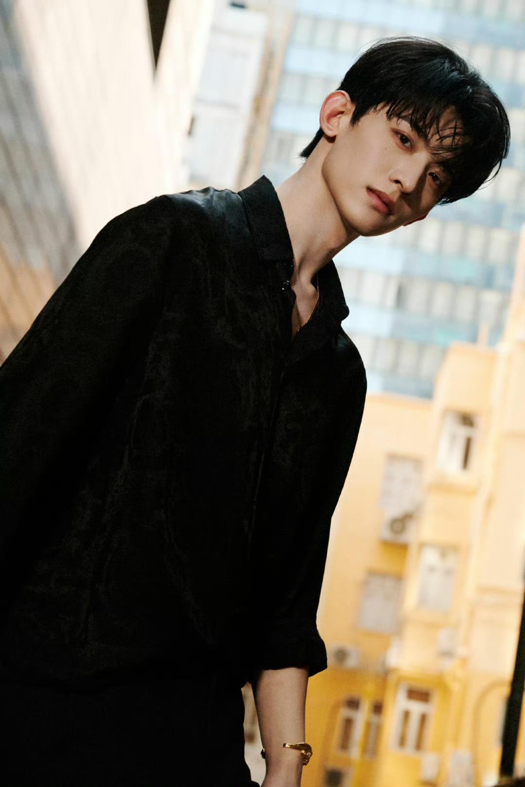 常华森常华森 的帅简直无解咖色西装沉稳内敛,对着镜头微笑好有感染力