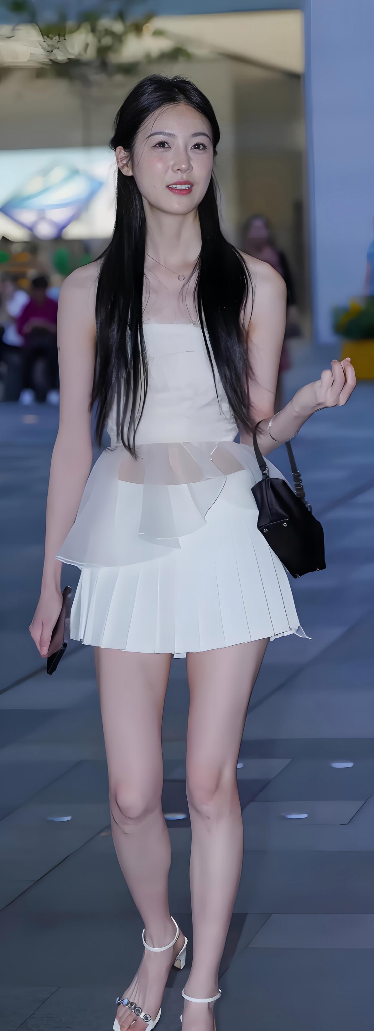 街拍美女,她一袭白衣look,百褶短裙不仅显身材,还很少女风